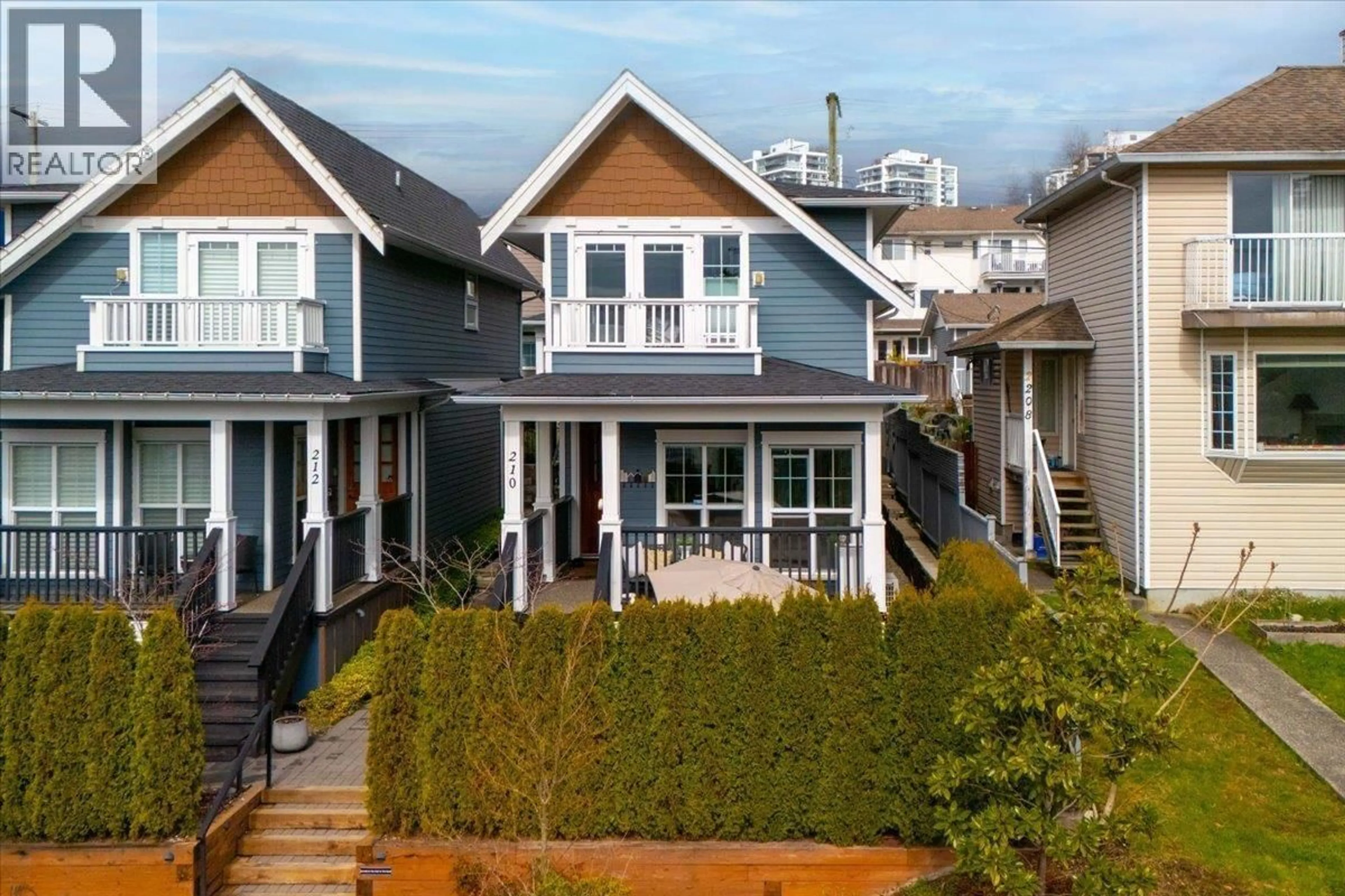 Home with vinyl exterior material, street for 210 5TH STREET, North Vancouver British Columbia V7M1K1