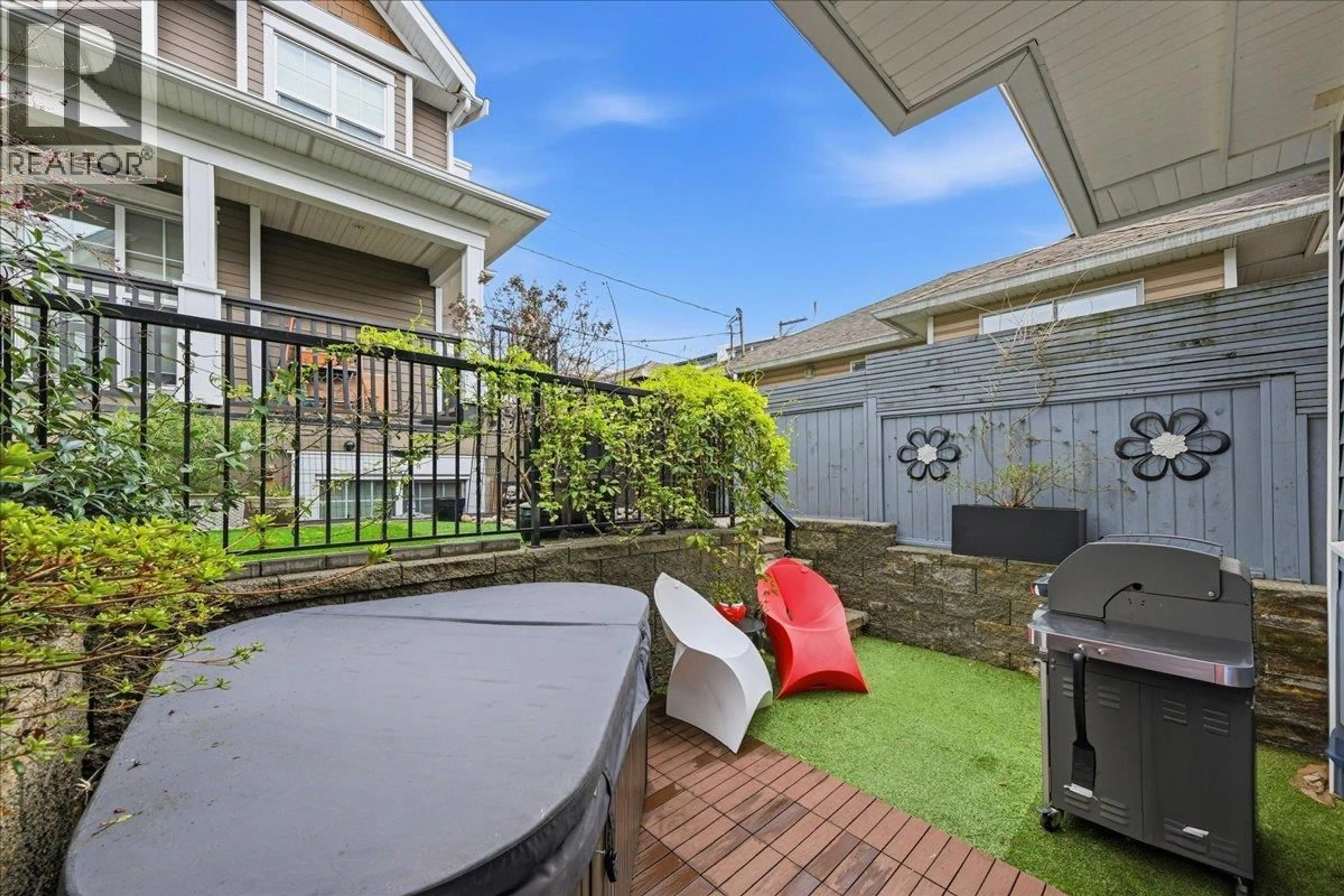 Patio, street for 210 5TH STREET, North Vancouver British Columbia V7M1K1