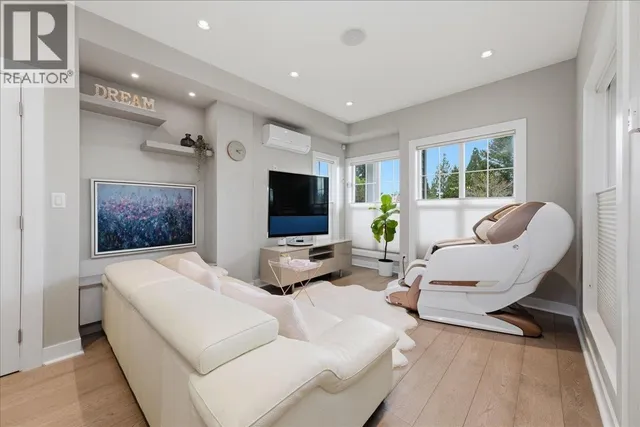210 5TH STREET, North Vancouver 5