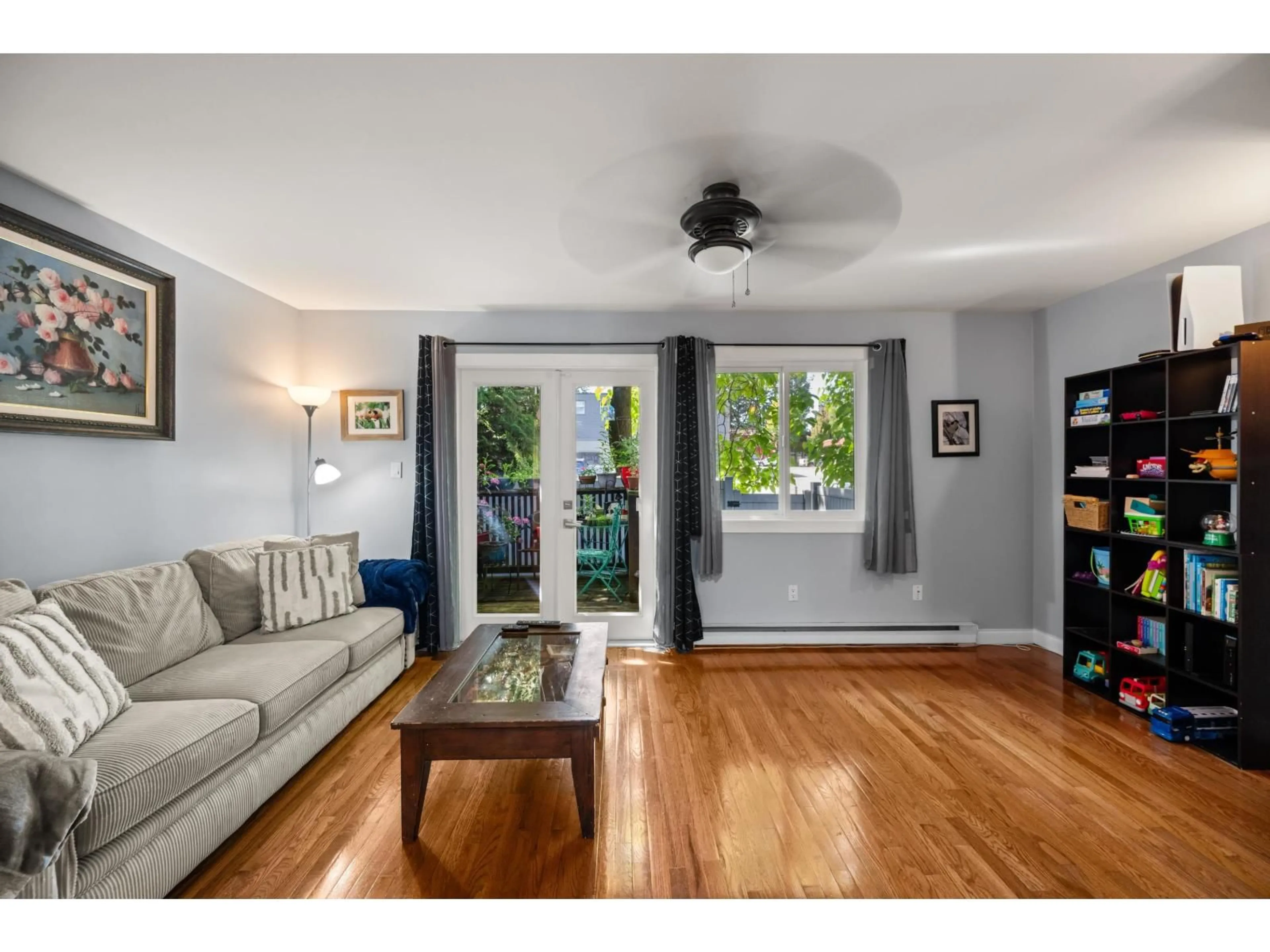 Living room with furniture, wood/laminate floor for 38 - 27125 31A AVENUE, Langley British Columbia V4W3H7