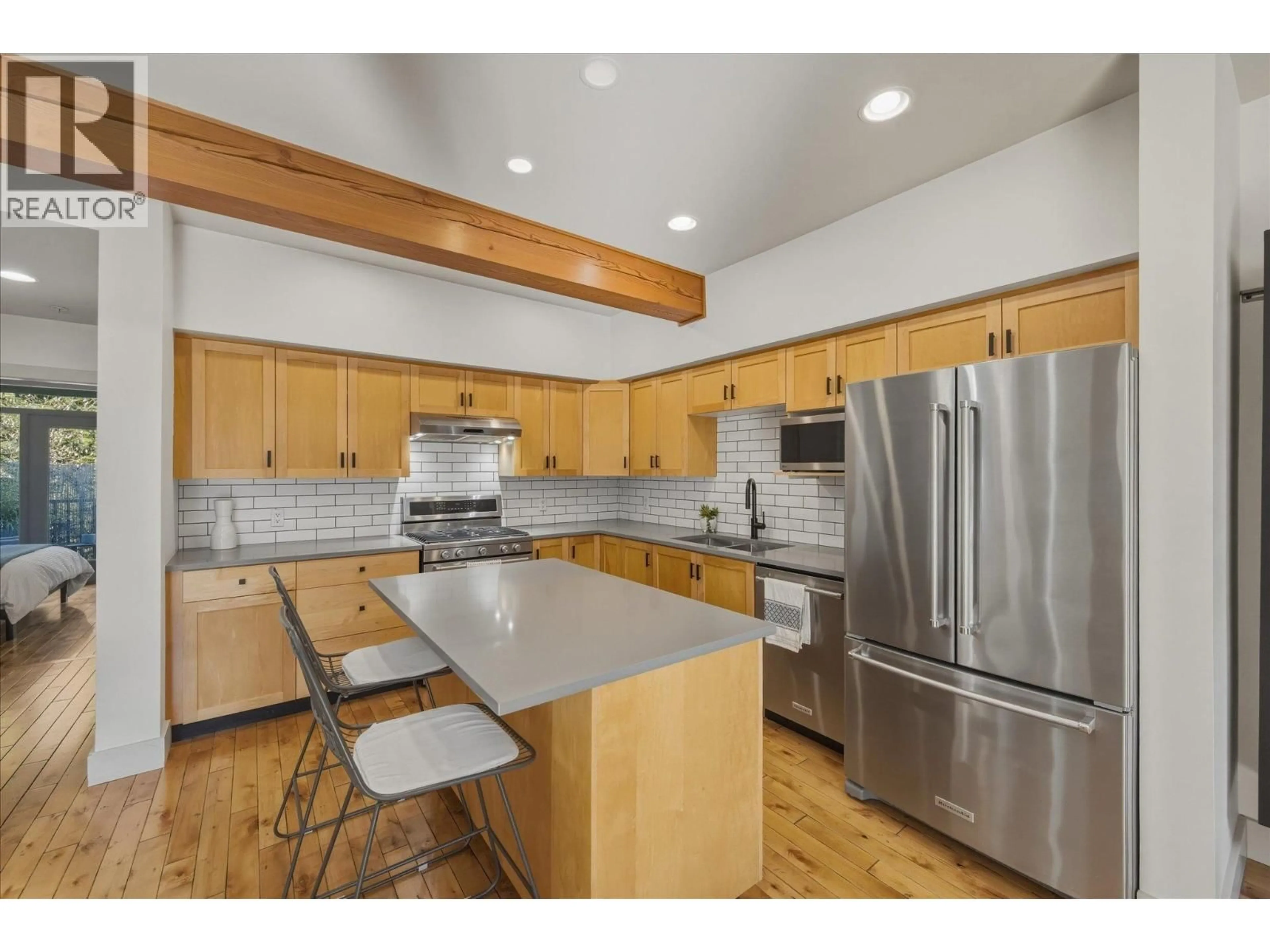 Open concept kitchen, wood/laminate floor for 22 - 39758 GOVERNMENT ROAD, Squamish British Columbia V8B0G3