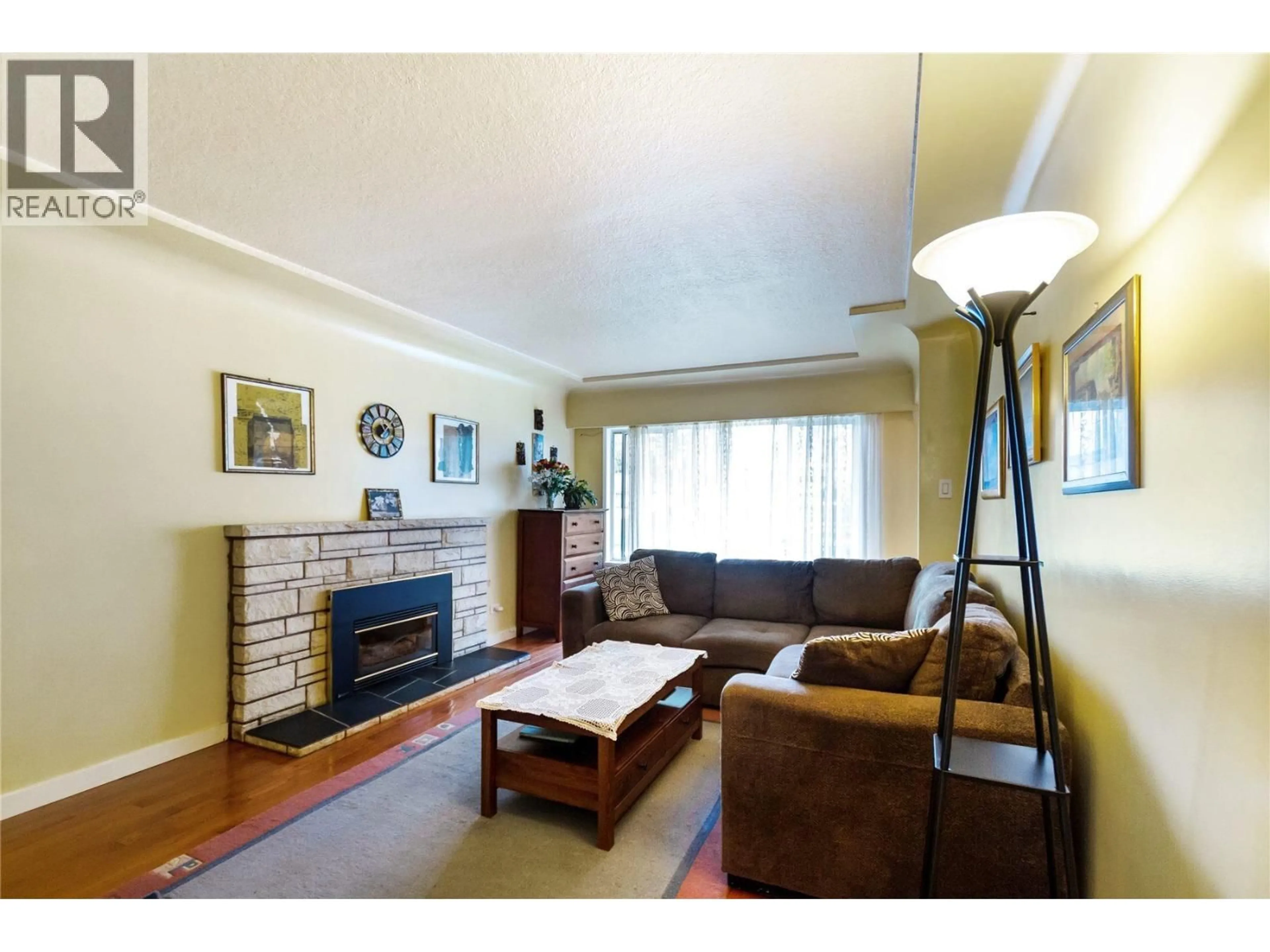 Living room with furniture, wood/laminate floor for 3713 KINCAID STREET, Burnaby British Columbia V5G1V4