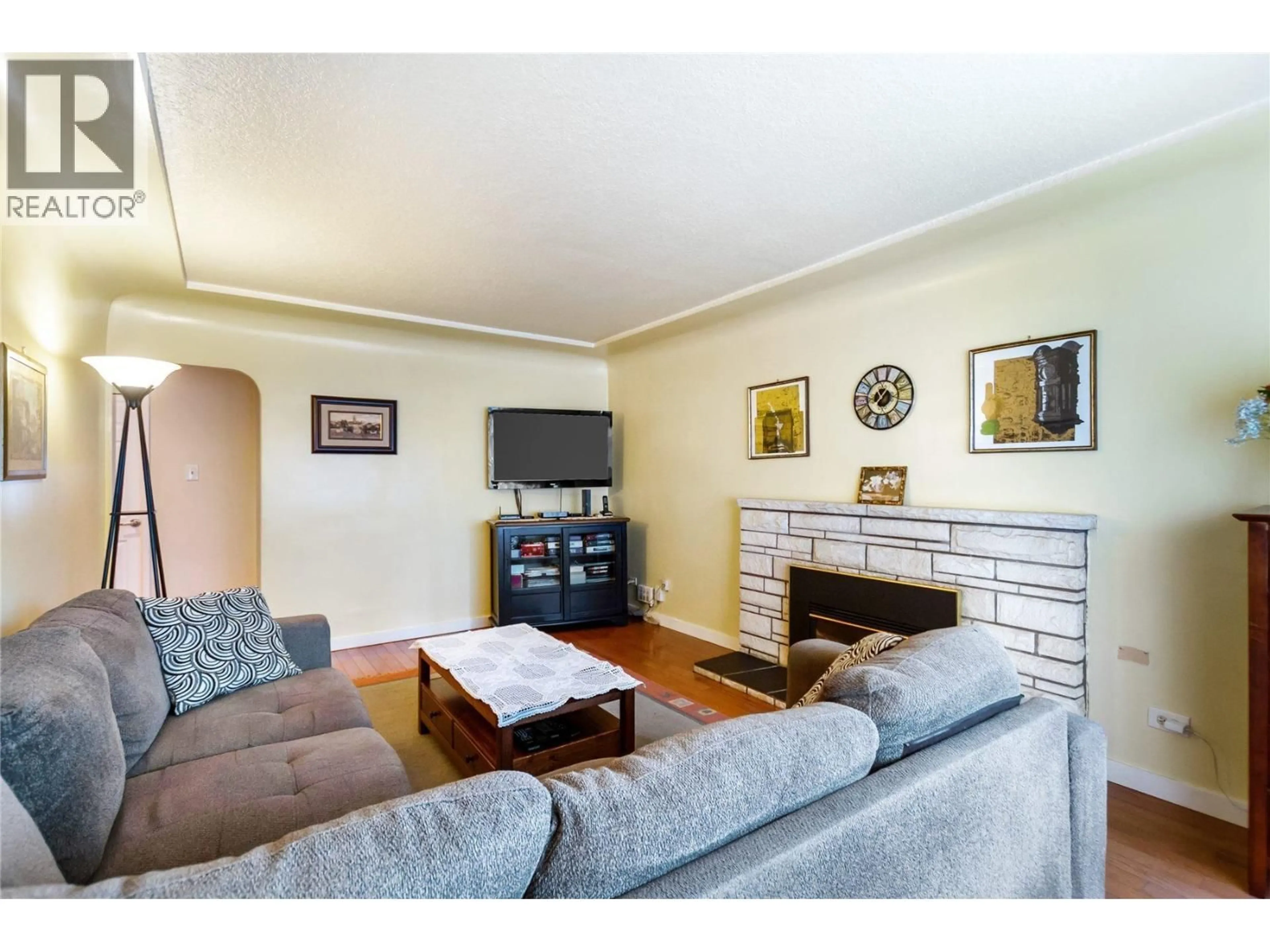 Living room with furniture, wood/laminate floor for 3713 KINCAID STREET, Burnaby British Columbia V5G1V4