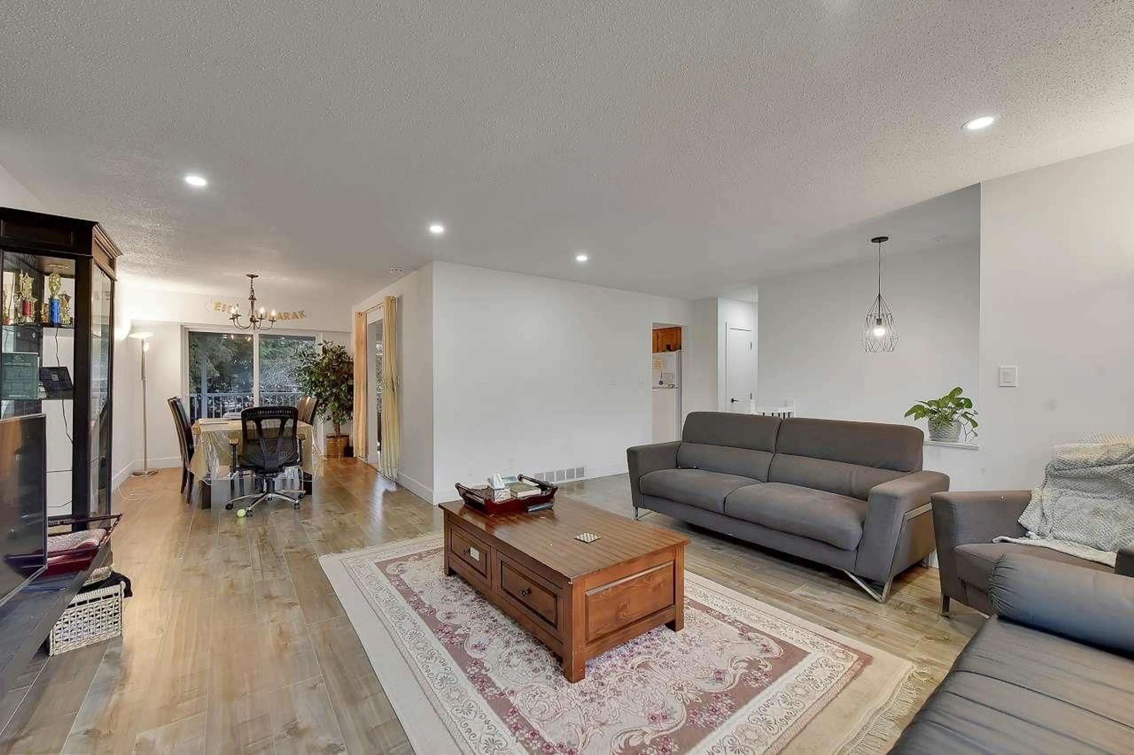 Living room with furniture, wood/laminate floor for 11140 PARTRIDGE CRESCENT, Surrey British Columbia V3R5B2