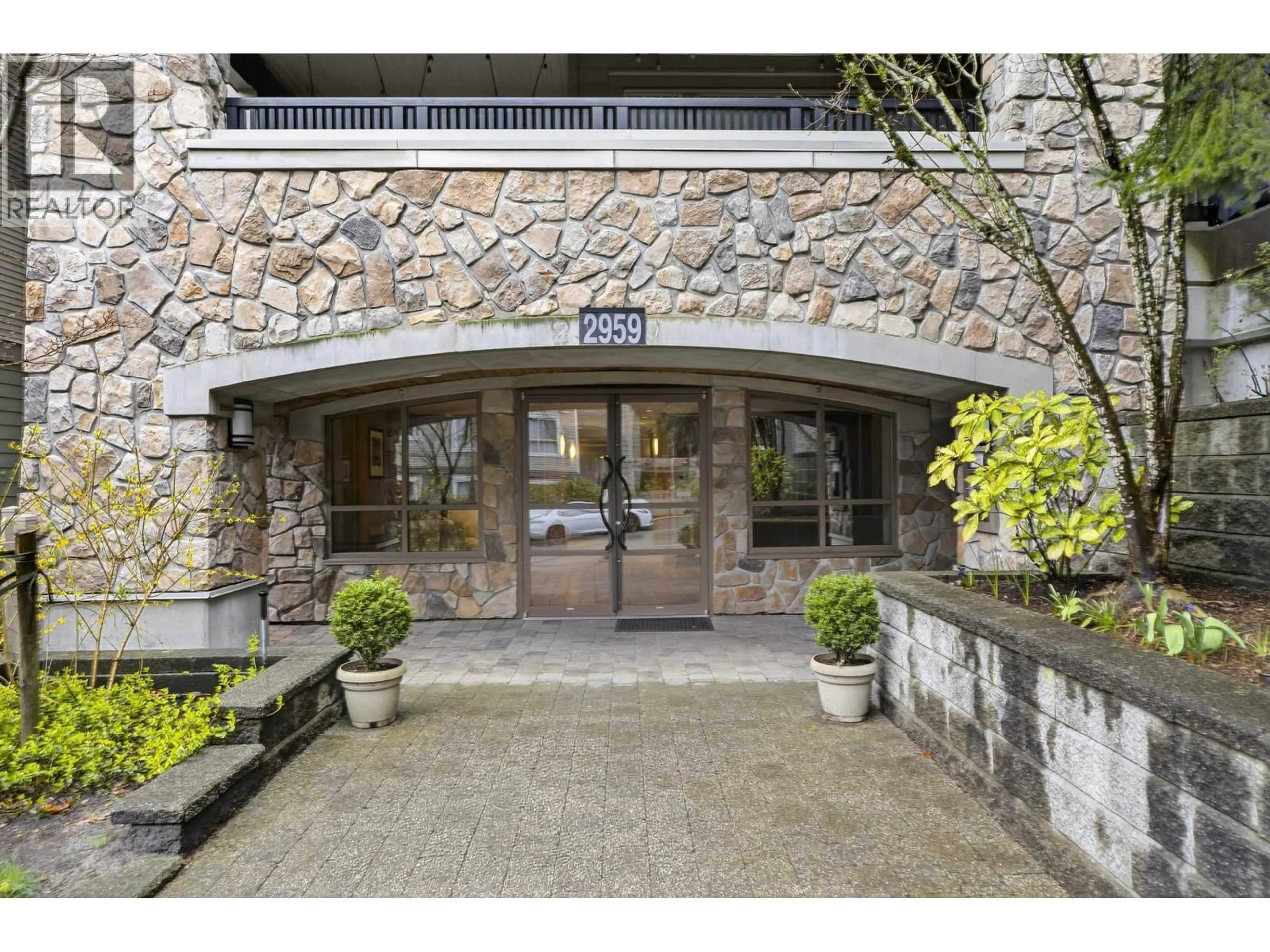 Indoor foyer for 312 - 2959 SILVER SPRINGS BOULEVARD, Coquitlam British Columbia V3E3S5