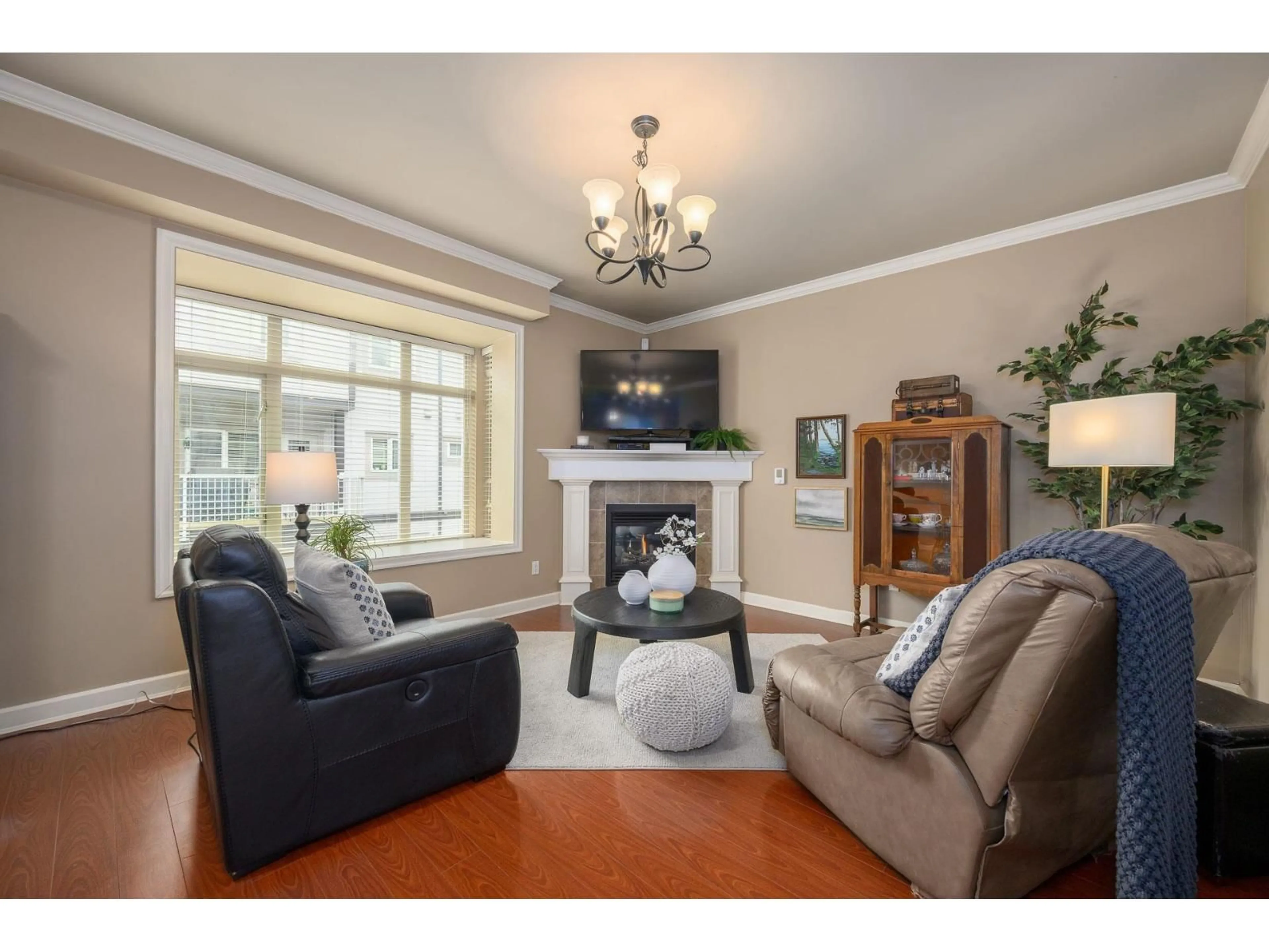 Living room with furniture, wood/laminate floor for 15 - 19219 67 AVENUE, Surrey British Columbia V4N0C4