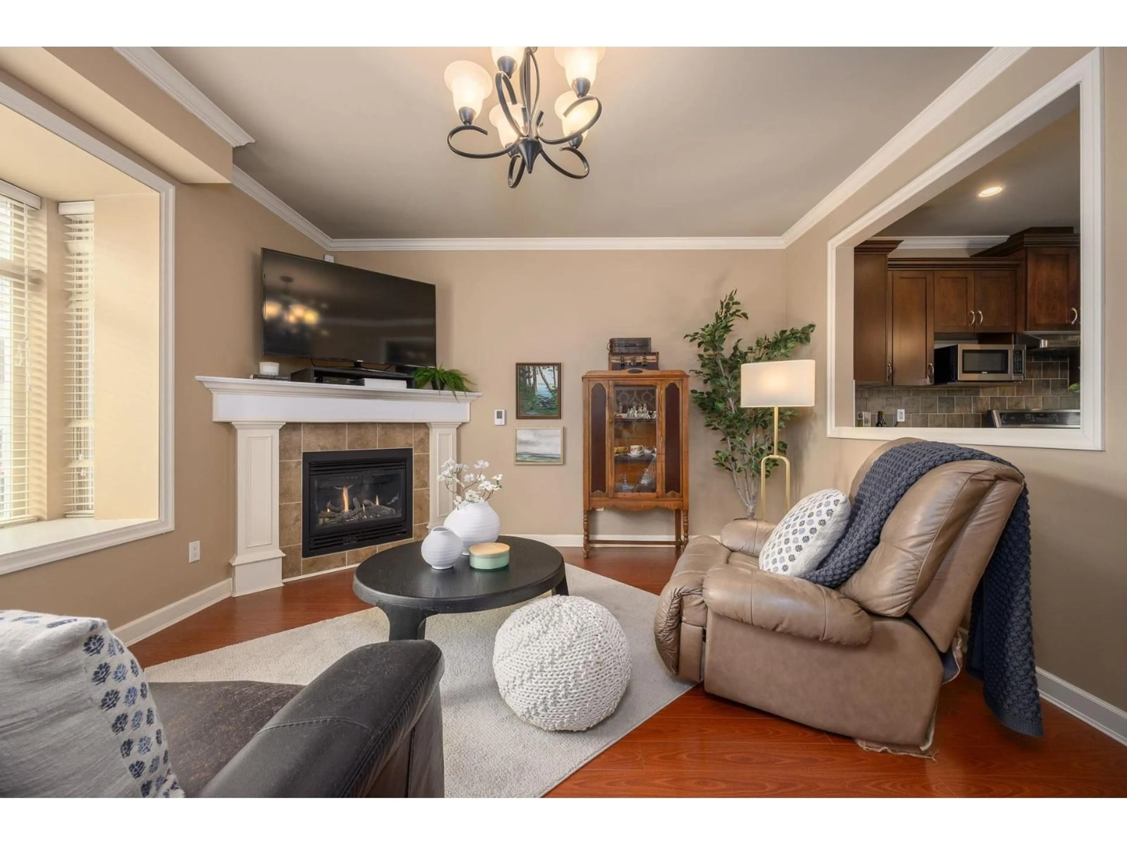 Living room with furniture, unknown for 15 - 19219 67 AVENUE, Surrey British Columbia V4N0C4