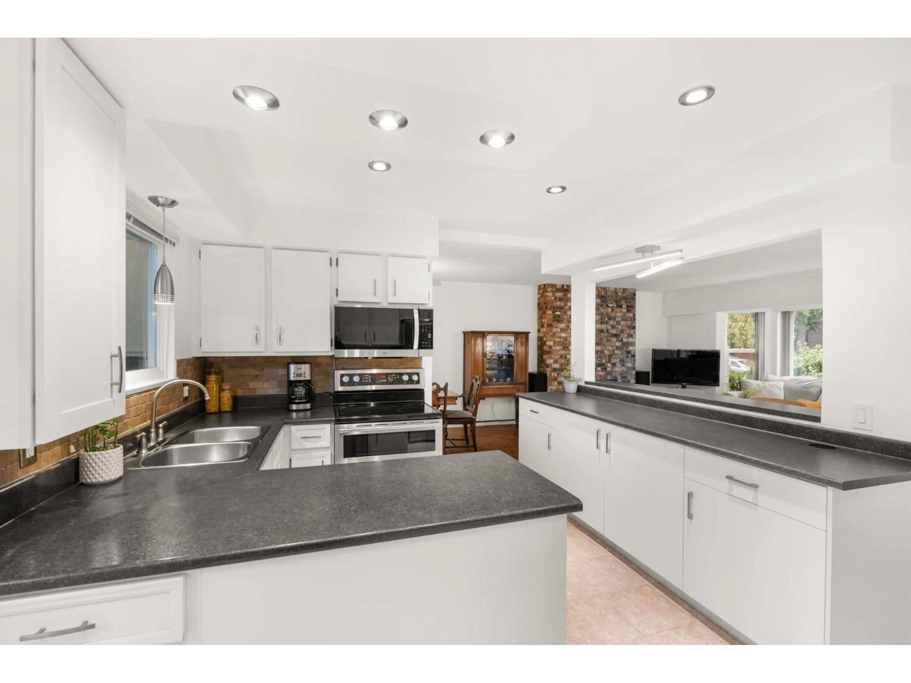 Open concept kitchen, ceramic/tile floor for 11752 64A AVENUE, Delta British Columbia V4E2C6