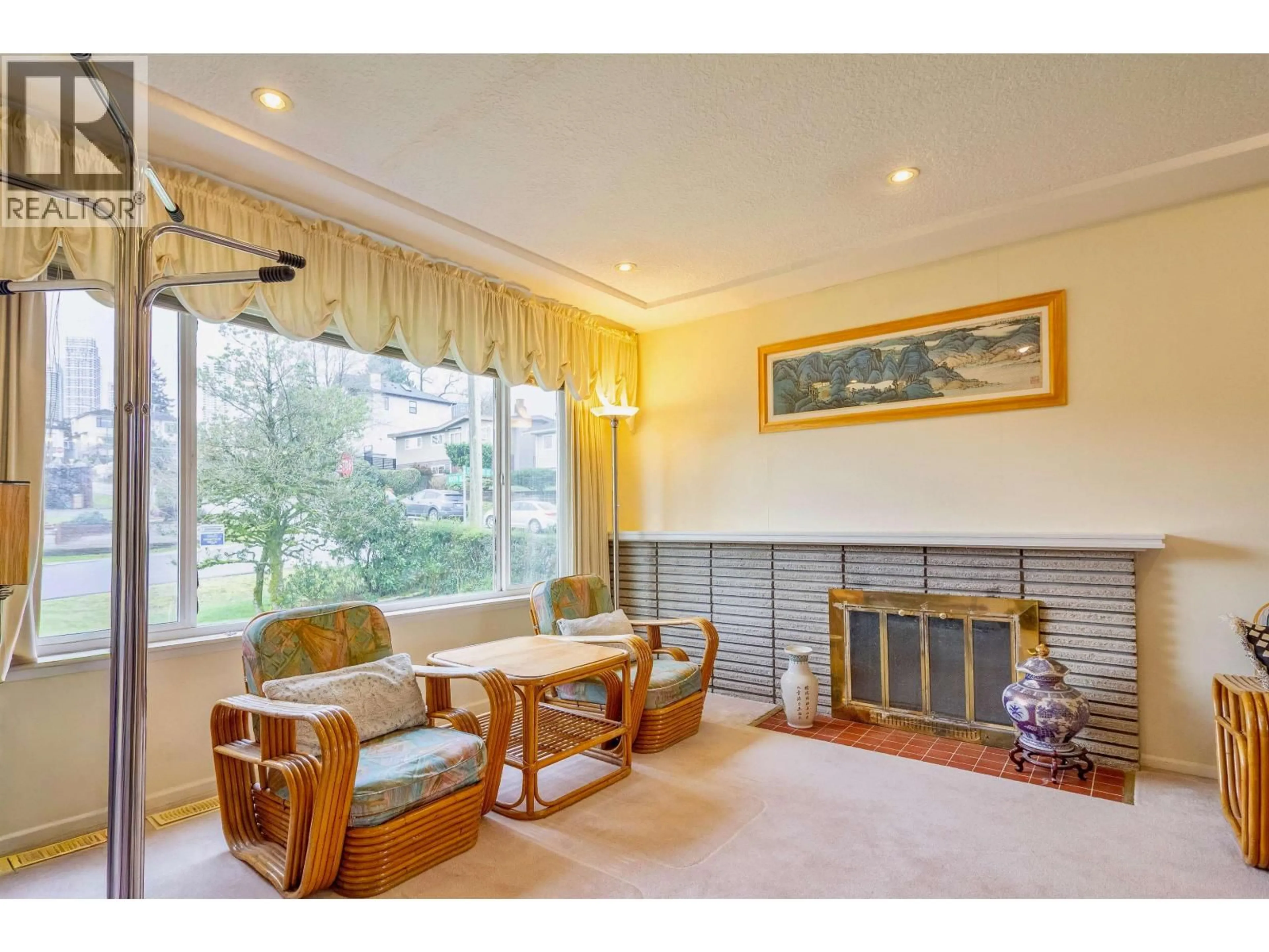 Living room with furniture, unknown for 4645 CHARLOTTE COURT, Burnaby British Columbia V5G3V1