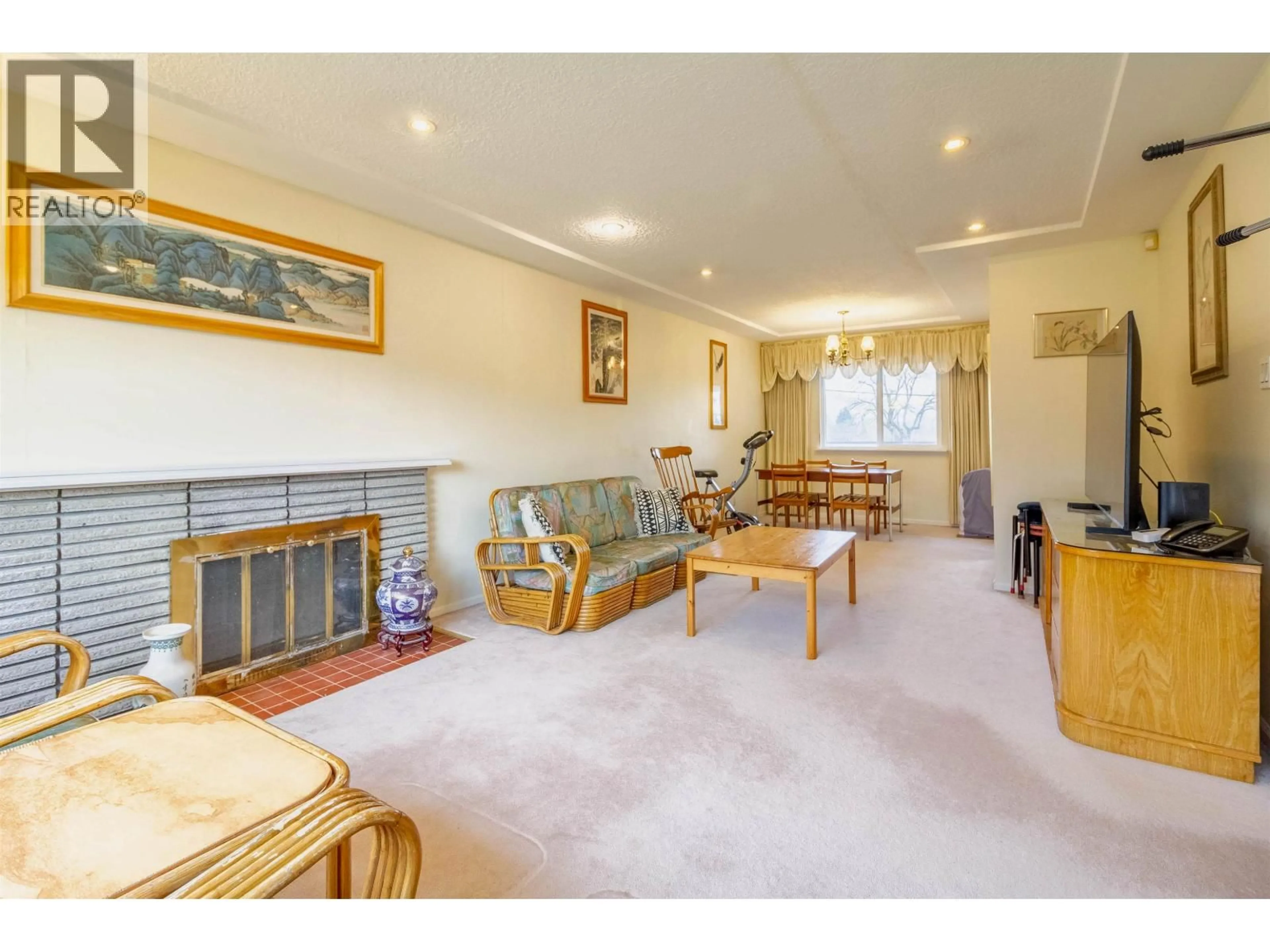 Living room with furniture, unknown for 4645 CHARLOTTE COURT, Burnaby British Columbia V5G3V1