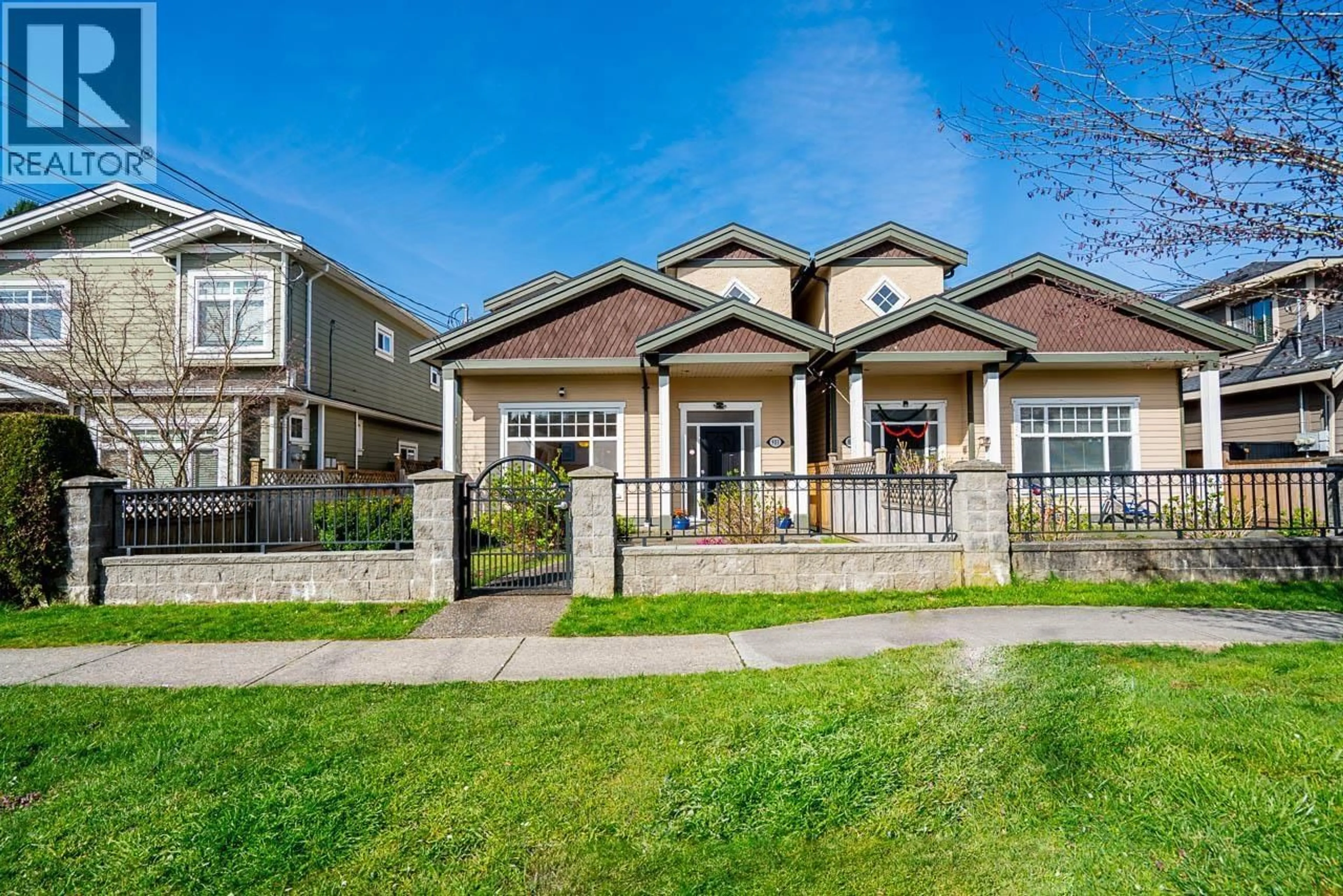 Home with vinyl exterior material, street for 903 CLIFF AVENUE, Burnaby British Columbia V5A2J4