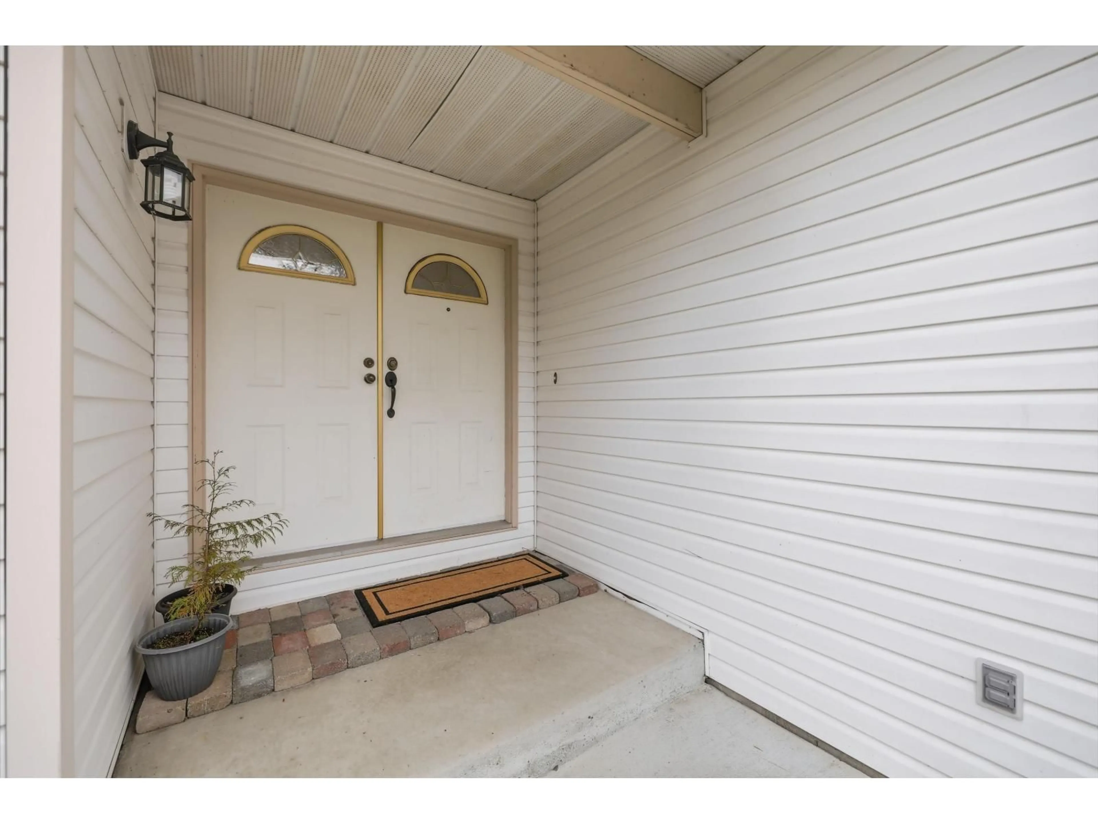 Indoor entryway for 14390 78 AVENUE, Surrey British Columbia V3W0L3