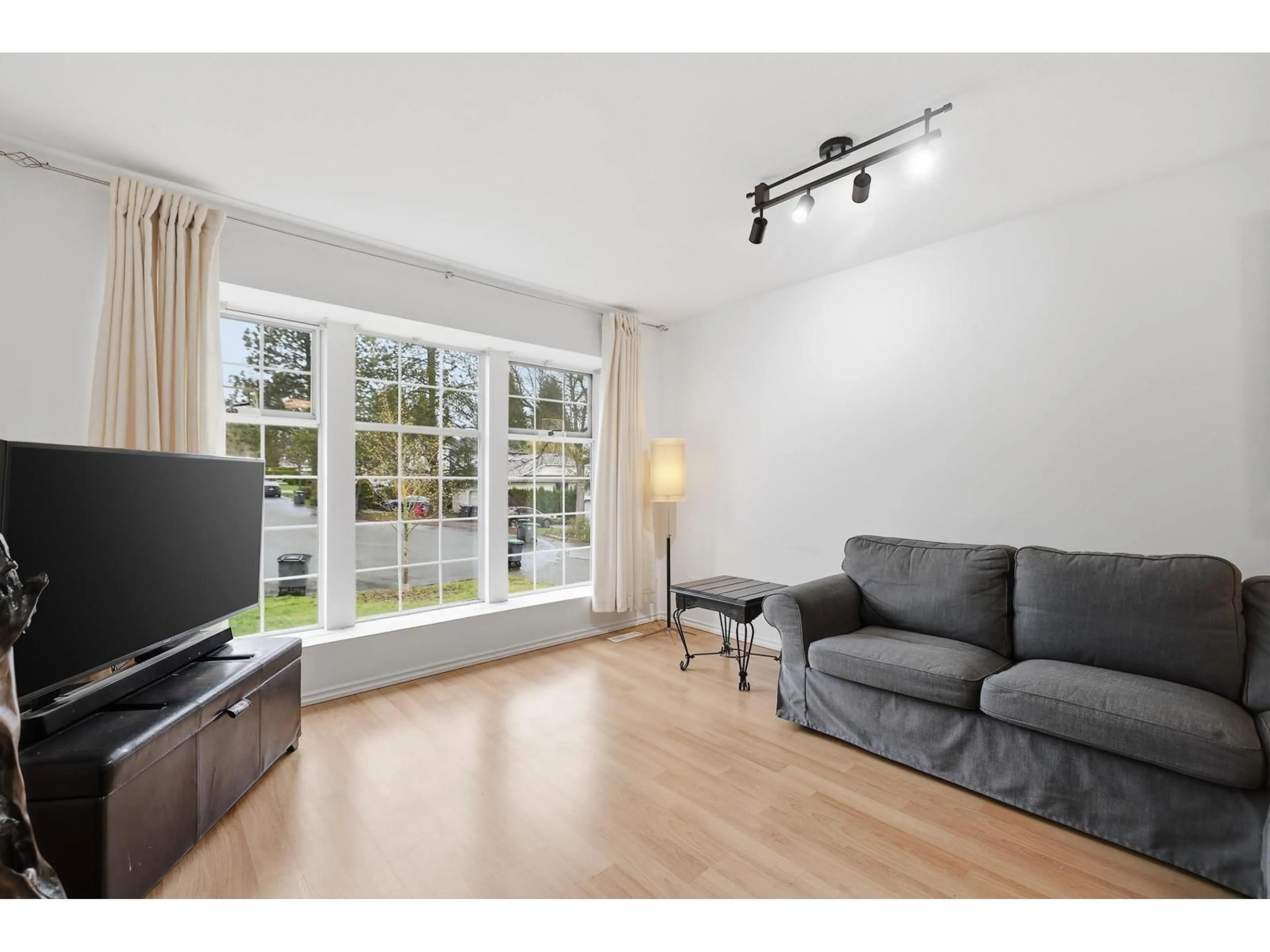 Living room with furniture, wood/laminate floor for 14390 78 AVENUE, Surrey British Columbia V3W0L3