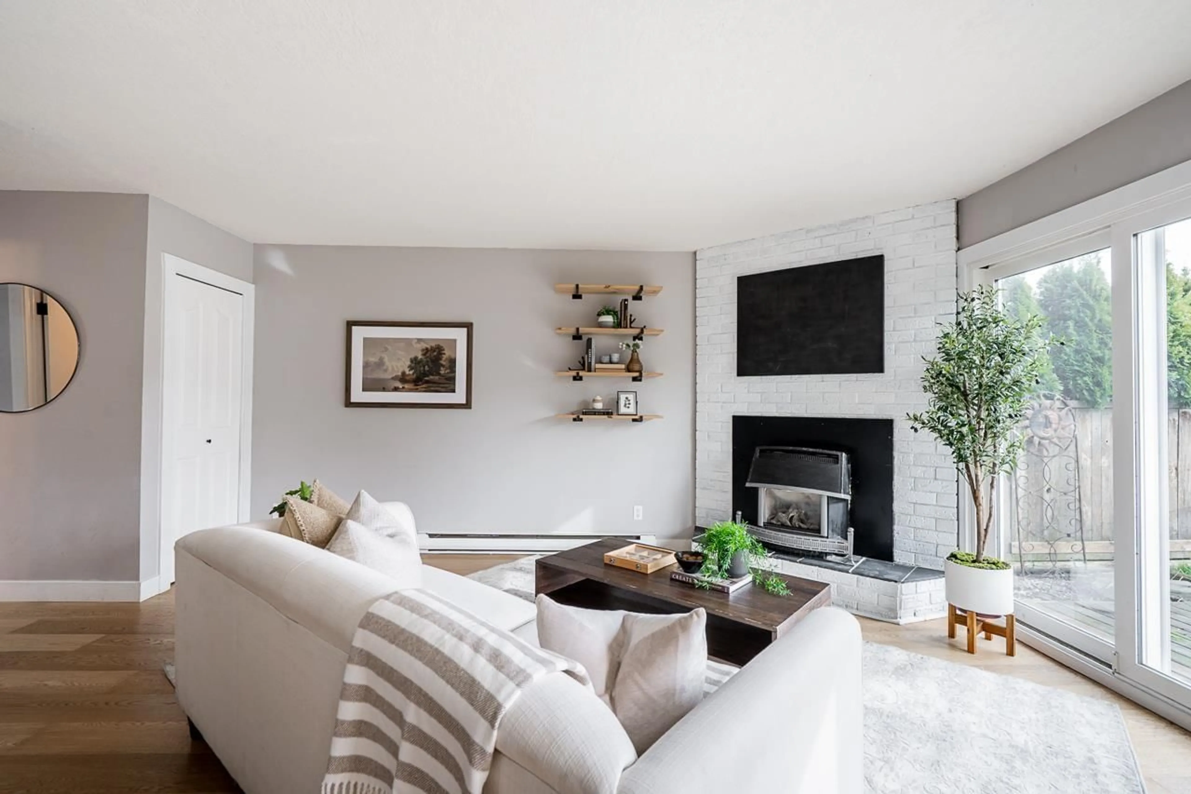 Living room with furniture, unknown for 35 - 46689 FIRST AVENUE, Chilliwack British Columbia V2P1X5