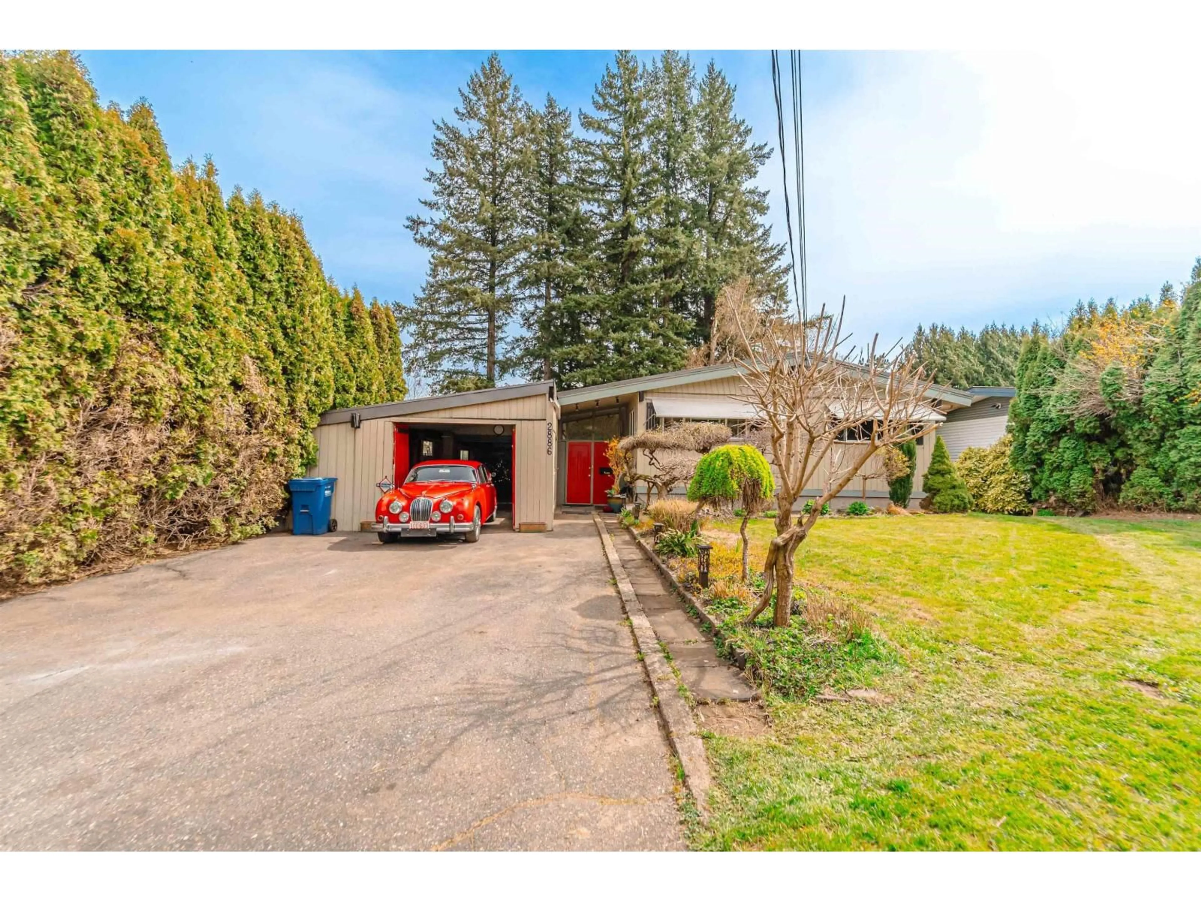 A pic from outside/outdoor area/front of a property/back of a property/a pic from drone, street for 2886 UPLAND CRESCENT, Abbotsford British Columbia V2T2E9
