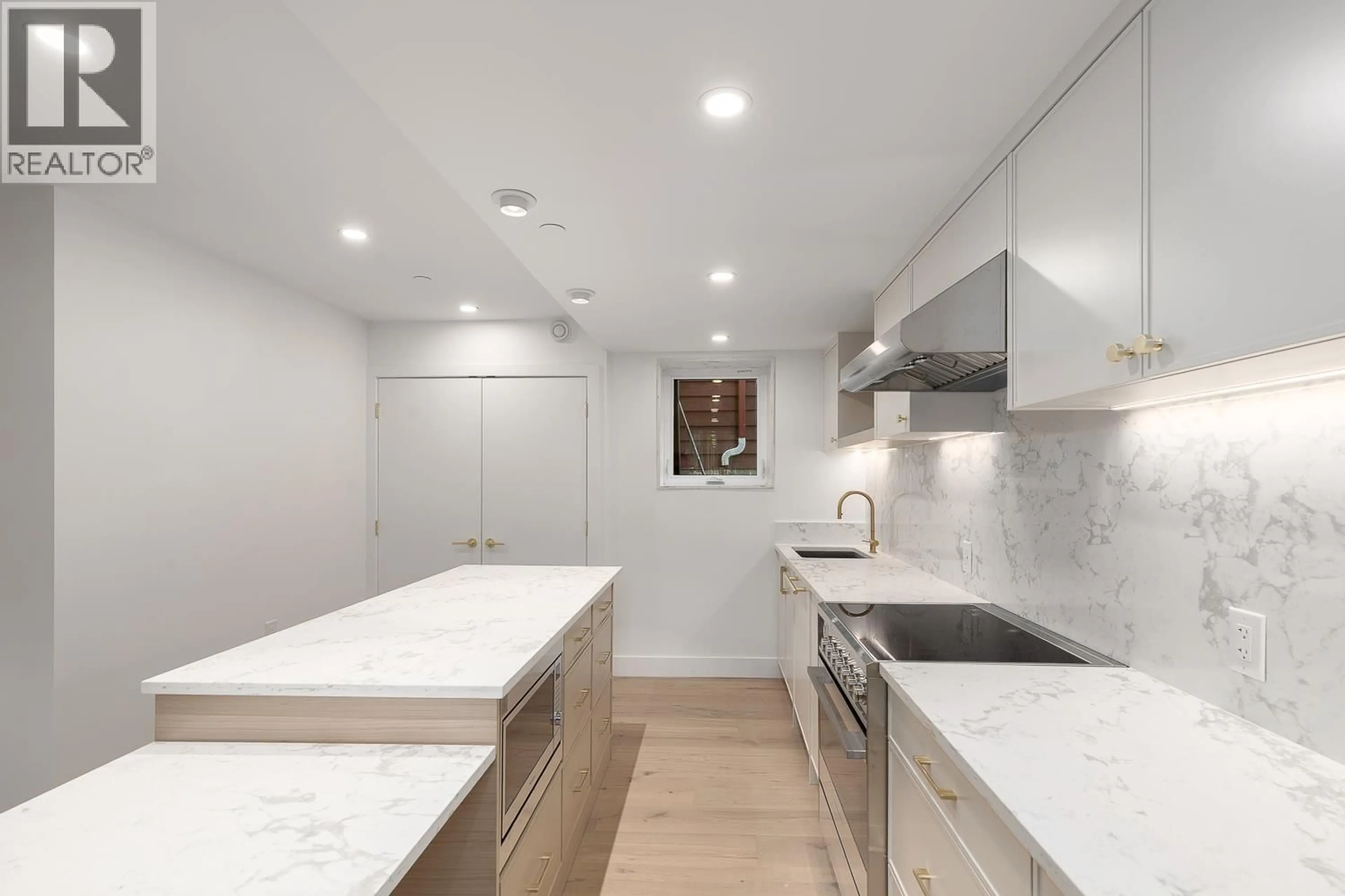 Contemporary kitchen, unknown for 460 17TH AVENUE, Vancouver British Columbia V5V1B1