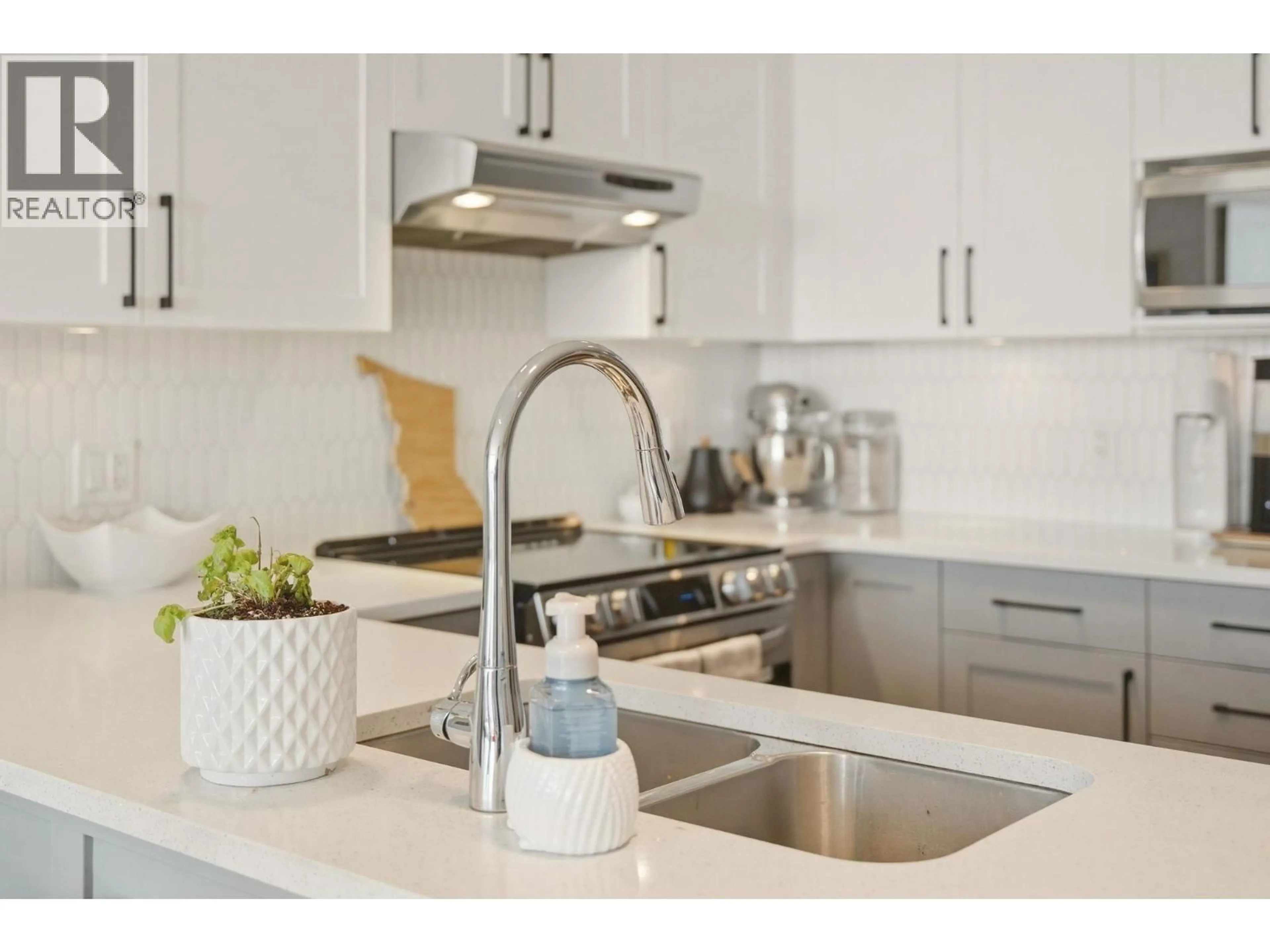 Contemporary kitchen, ceramic/tile floor for 1202 - 14 BEGBIE STREET, New Westminster British Columbia V3M0C4