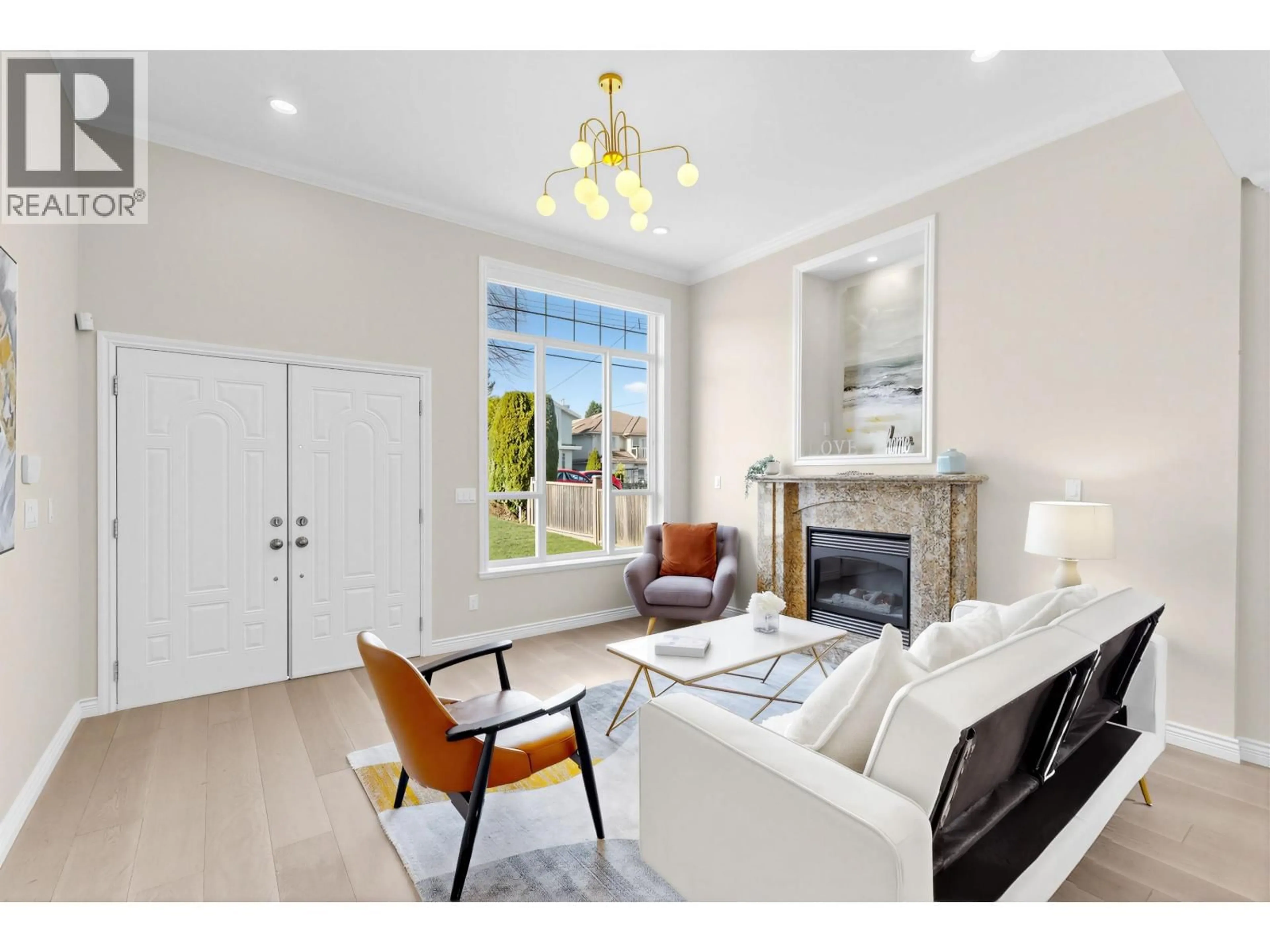 Living room with furniture, unknown for 6628 RUSSELL AVENUE, Burnaby British Columbia V5H3T5