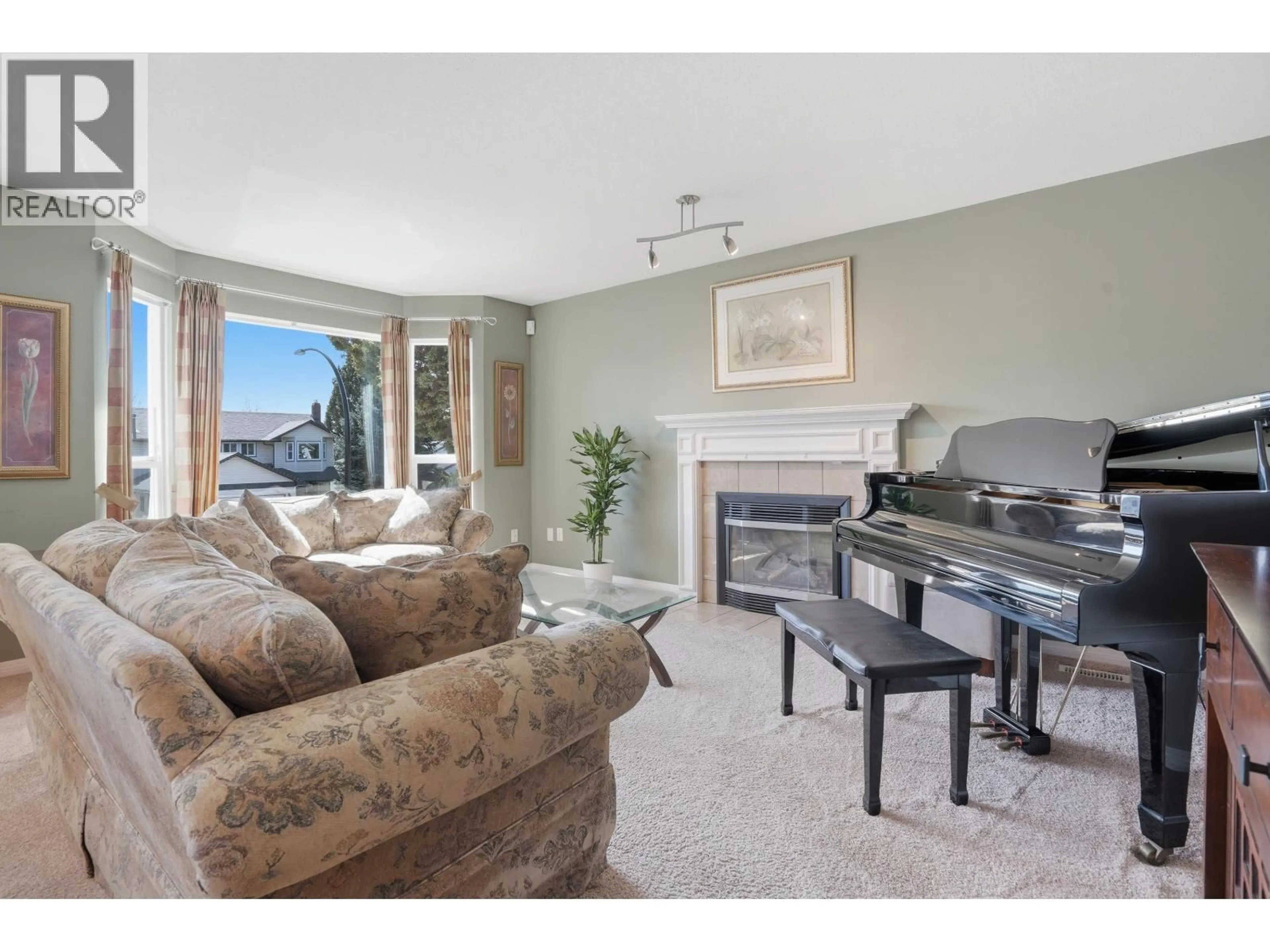 Living room with furniture, carpet floor for 23429 SANDPIPER AVENUE, Maple Ridge British Columbia V2X9M4