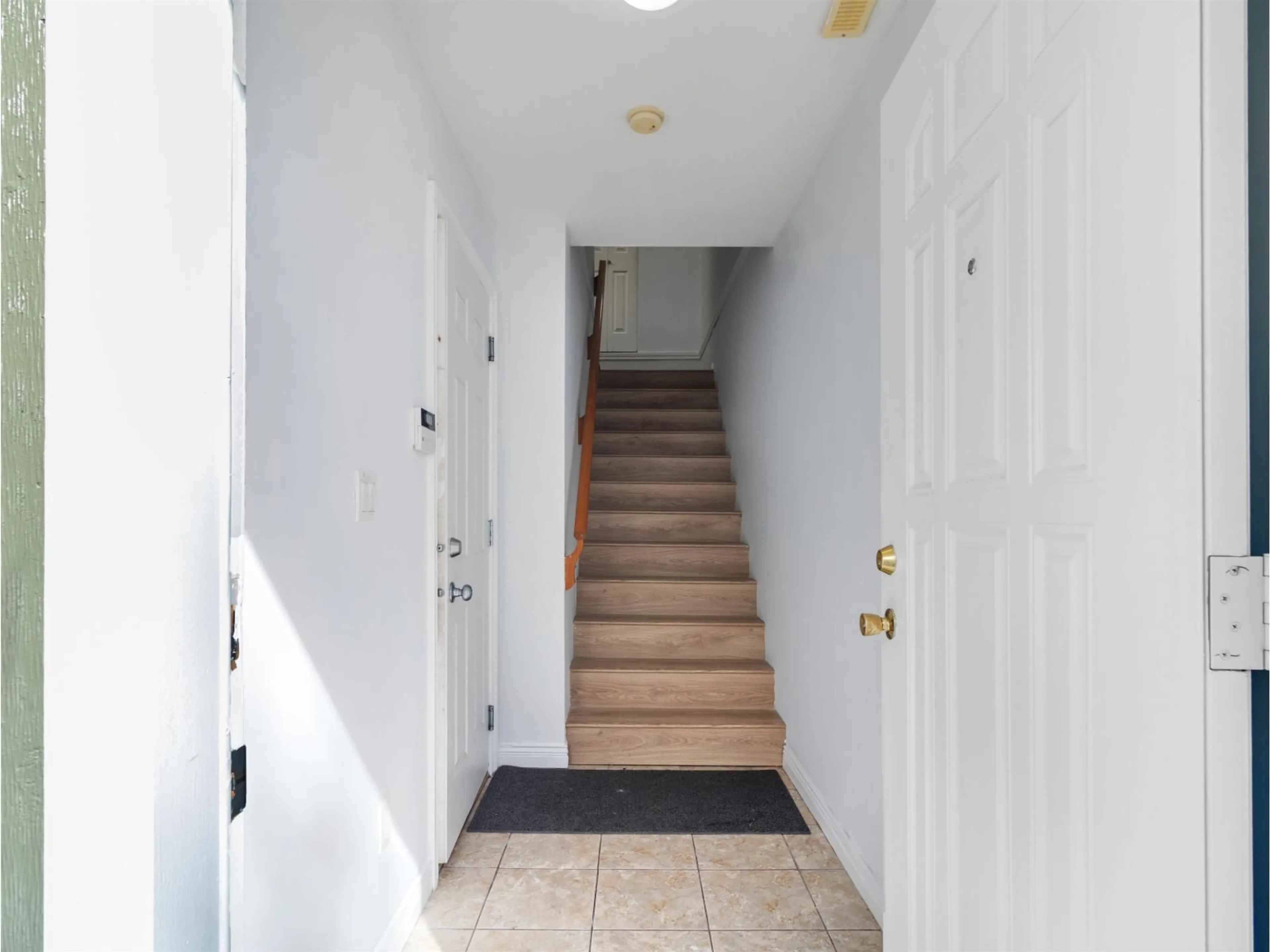 Indoor foyer for 2 - 13909 102 AVENUE, Surrey British Columbia V3T5X8