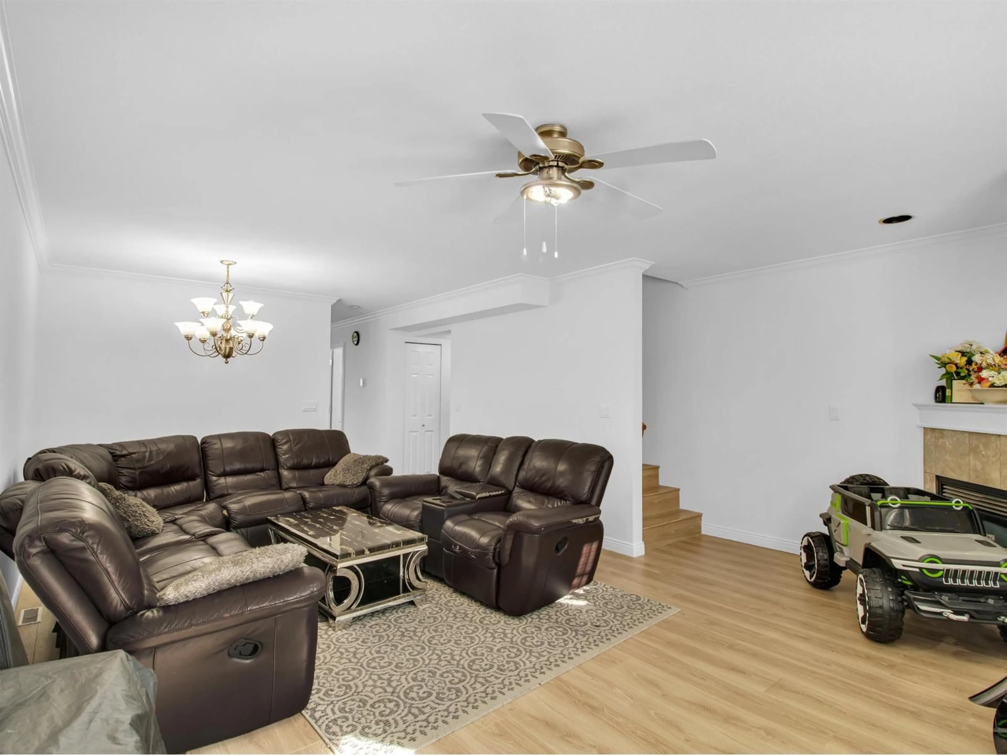 Living room with furniture, wood/laminate floor for 2 - 13909 102 AVENUE, Surrey British Columbia V3T5X8