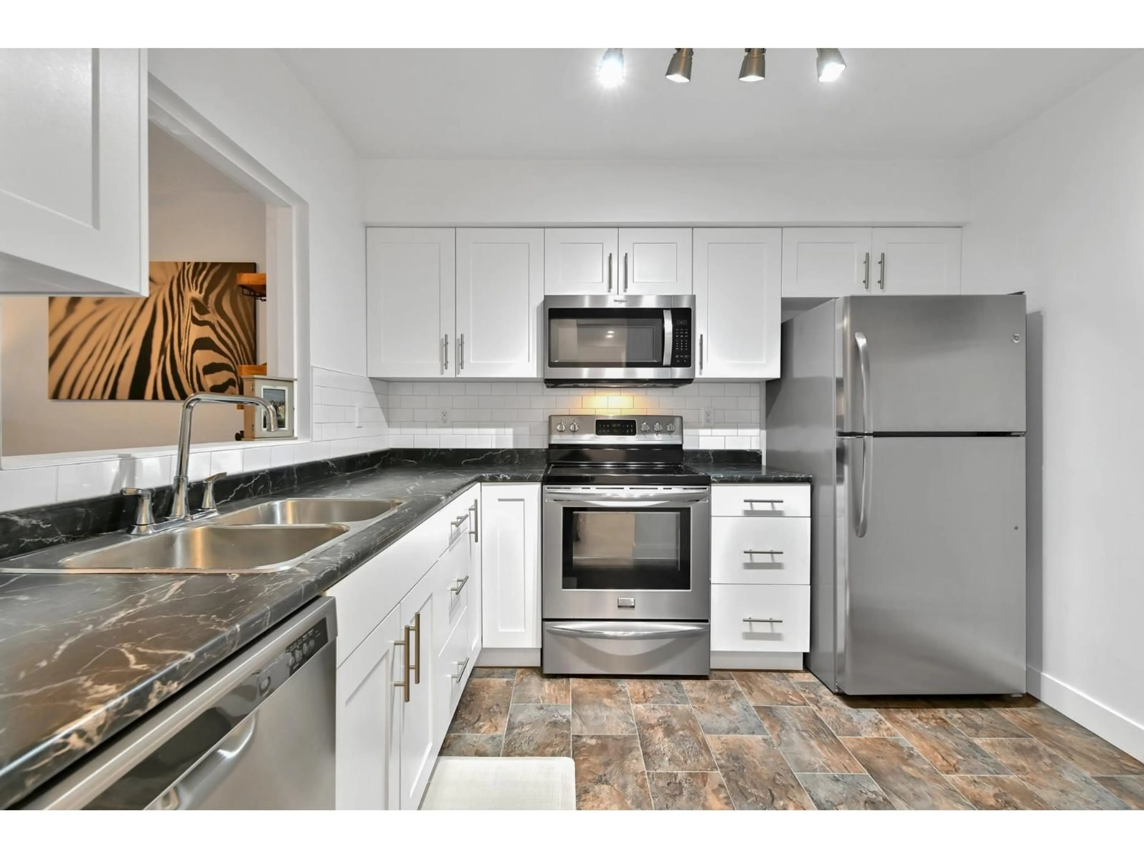 Standard kitchen, unknown for 203 - 33165 2 AVENUE, Mission British Columbia V2V6T8