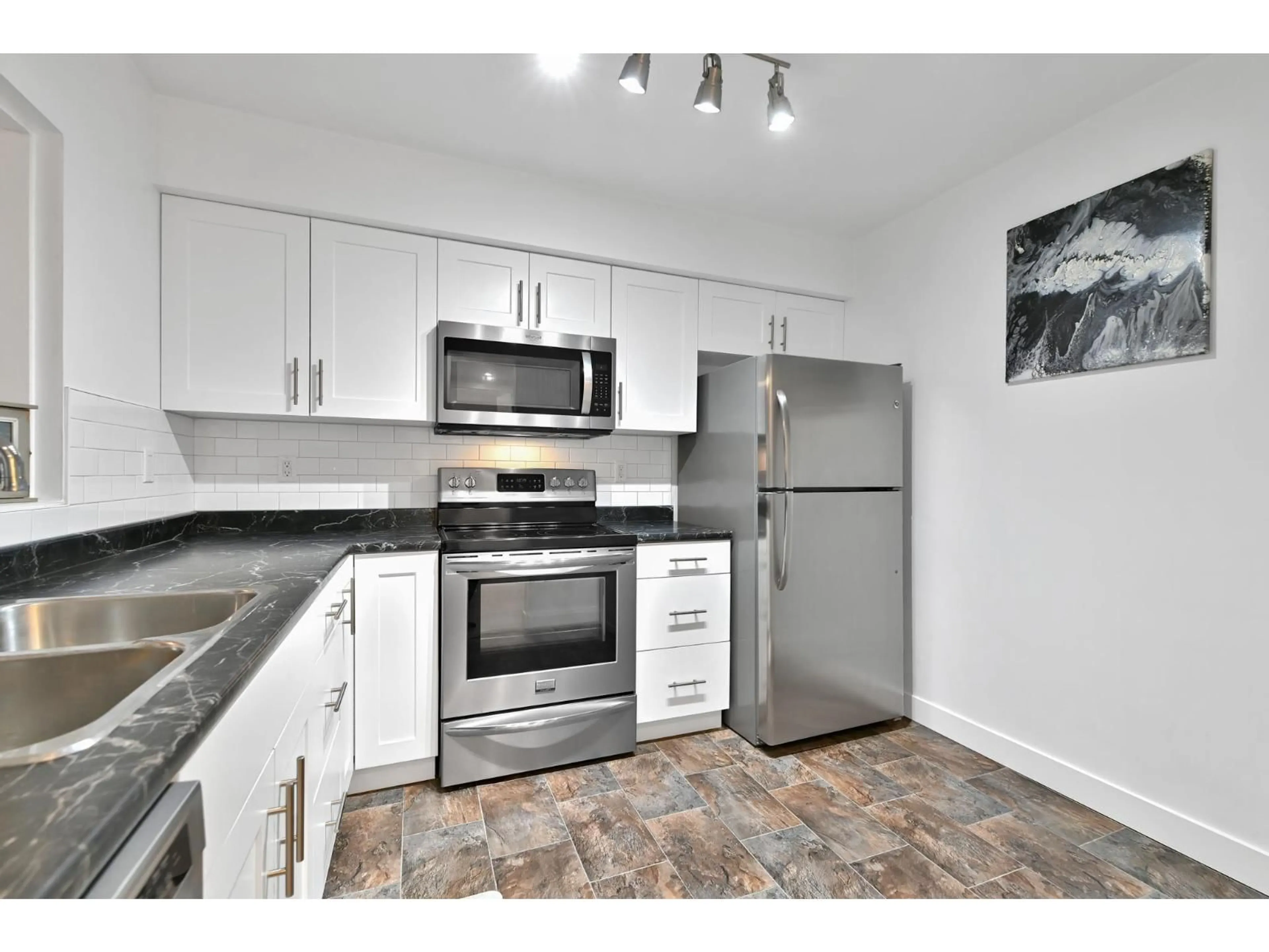 Standard kitchen, unknown for 203 - 33165 2 AVENUE, Mission British Columbia V2V6T8