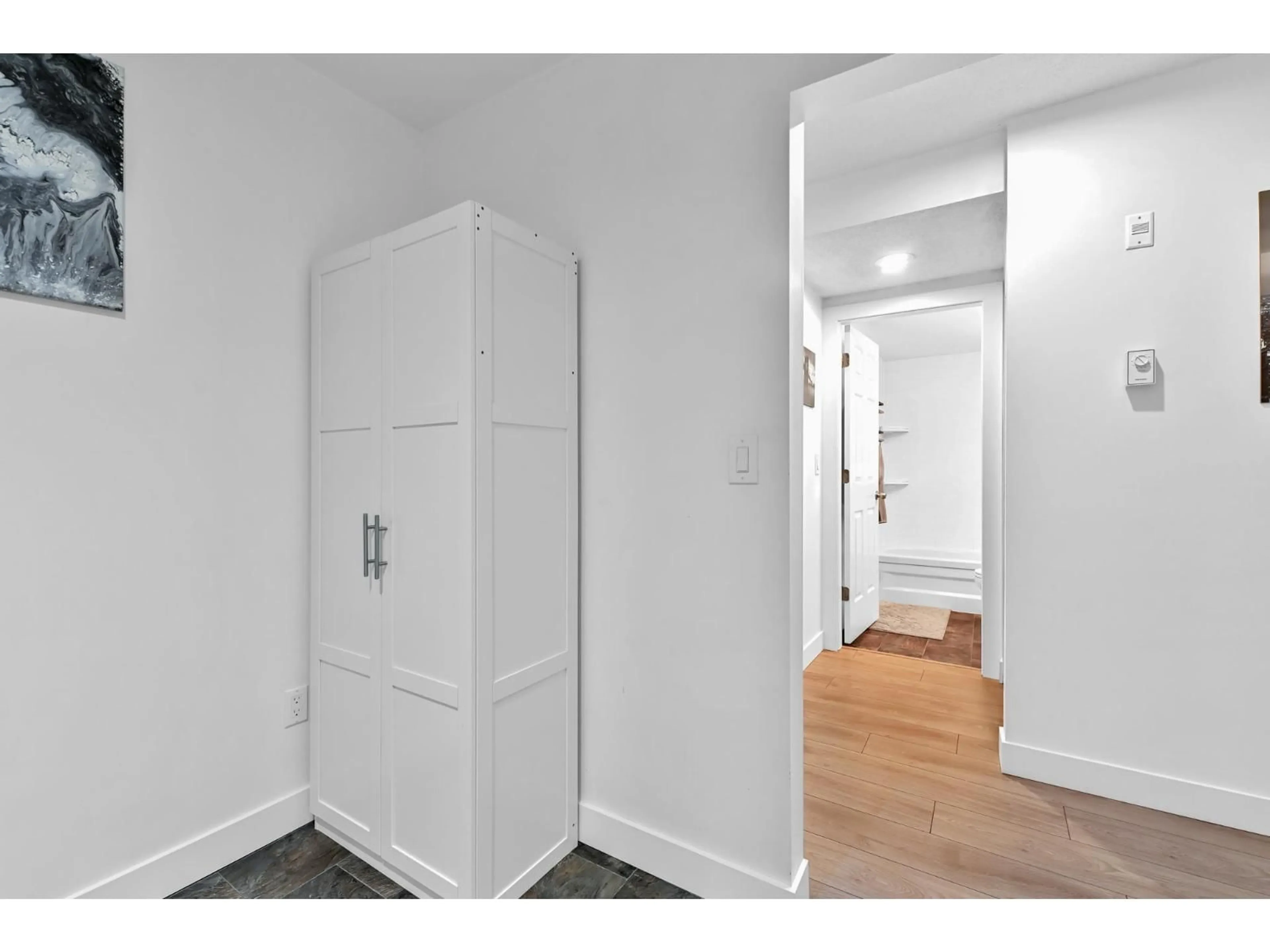 Indoor entryway for 203 - 33165 2 AVENUE, Mission British Columbia V2V6T8