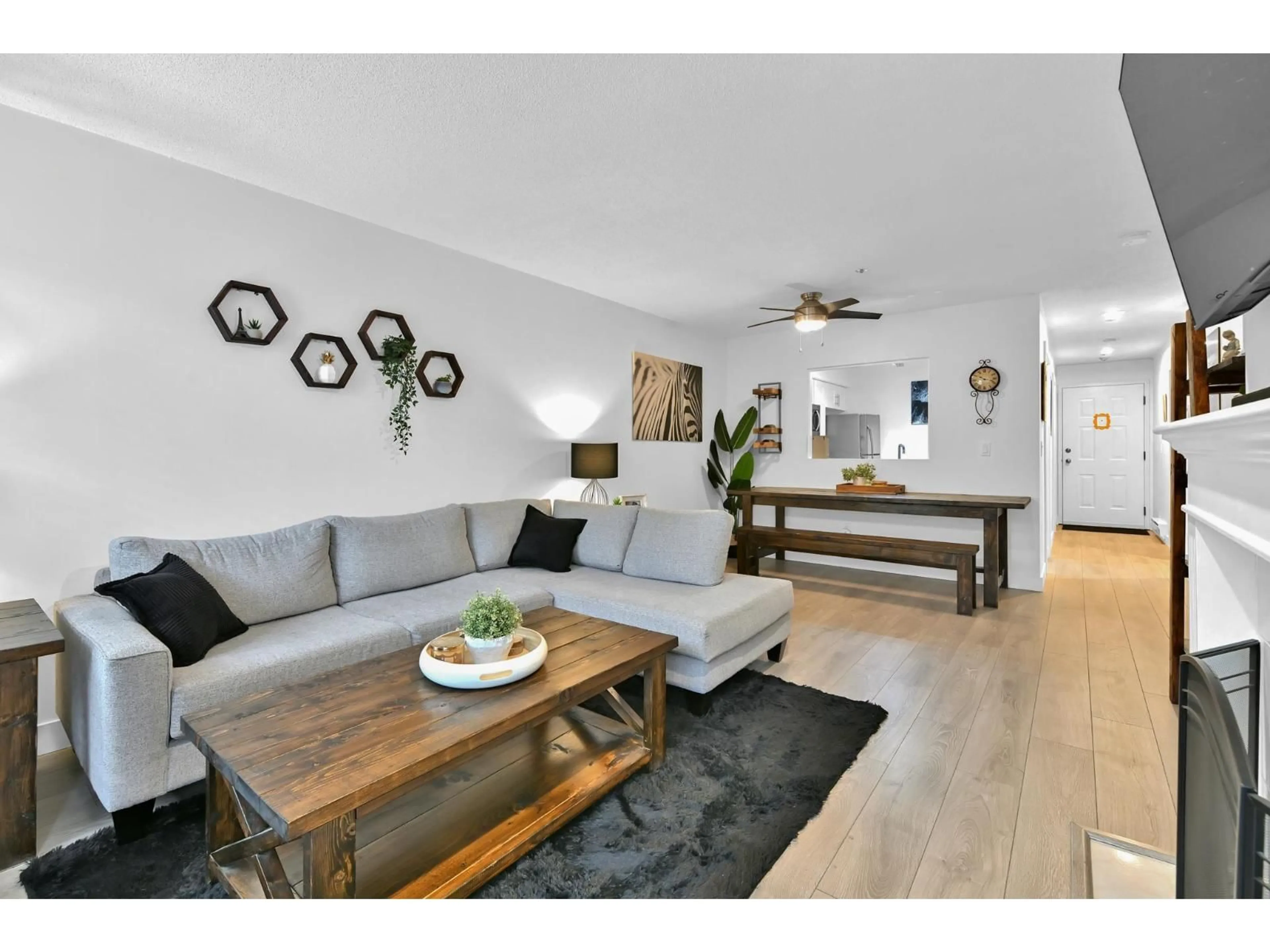 Living room with furniture, wood/laminate floor for 203 - 33165 2 AVENUE, Mission British Columbia V2V6T8