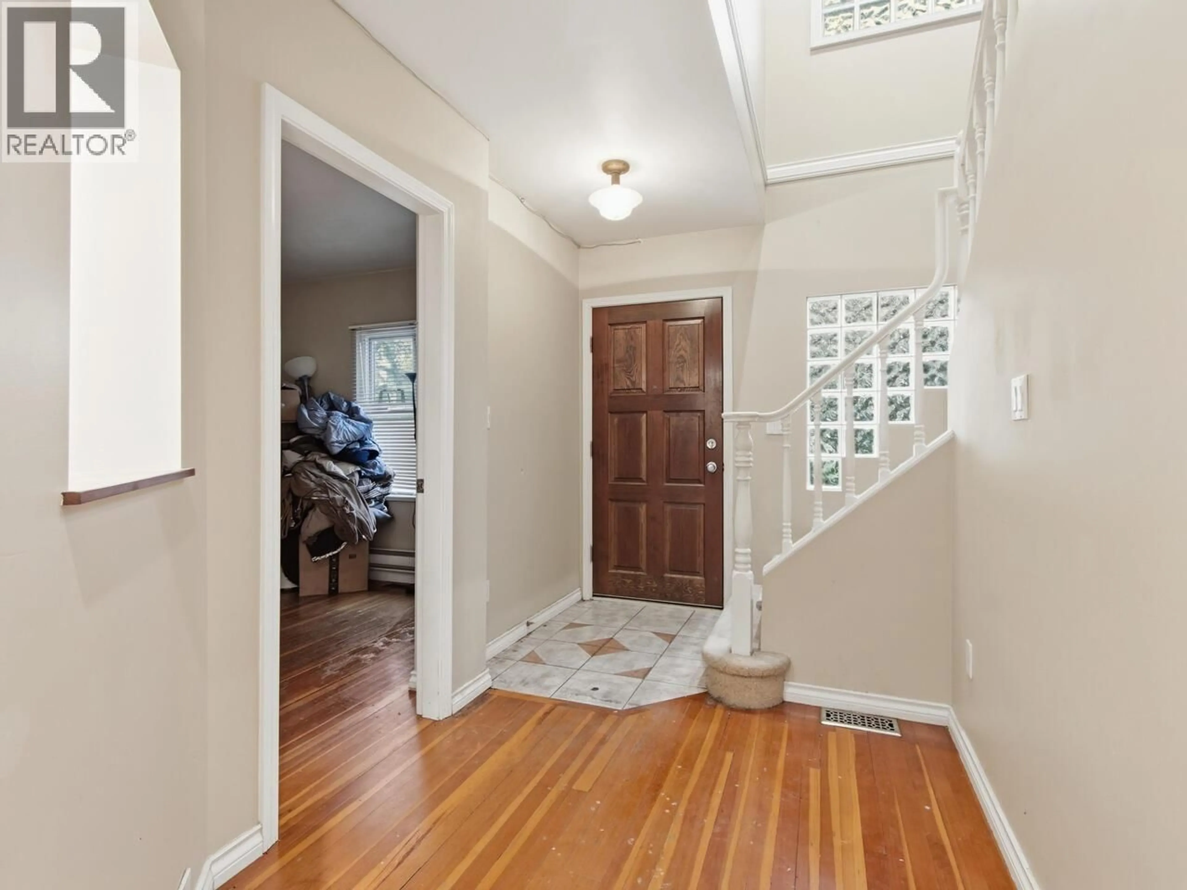 Indoor entryway for 4154 MCGILL STREET, Burnaby British Columbia V5C1M8
