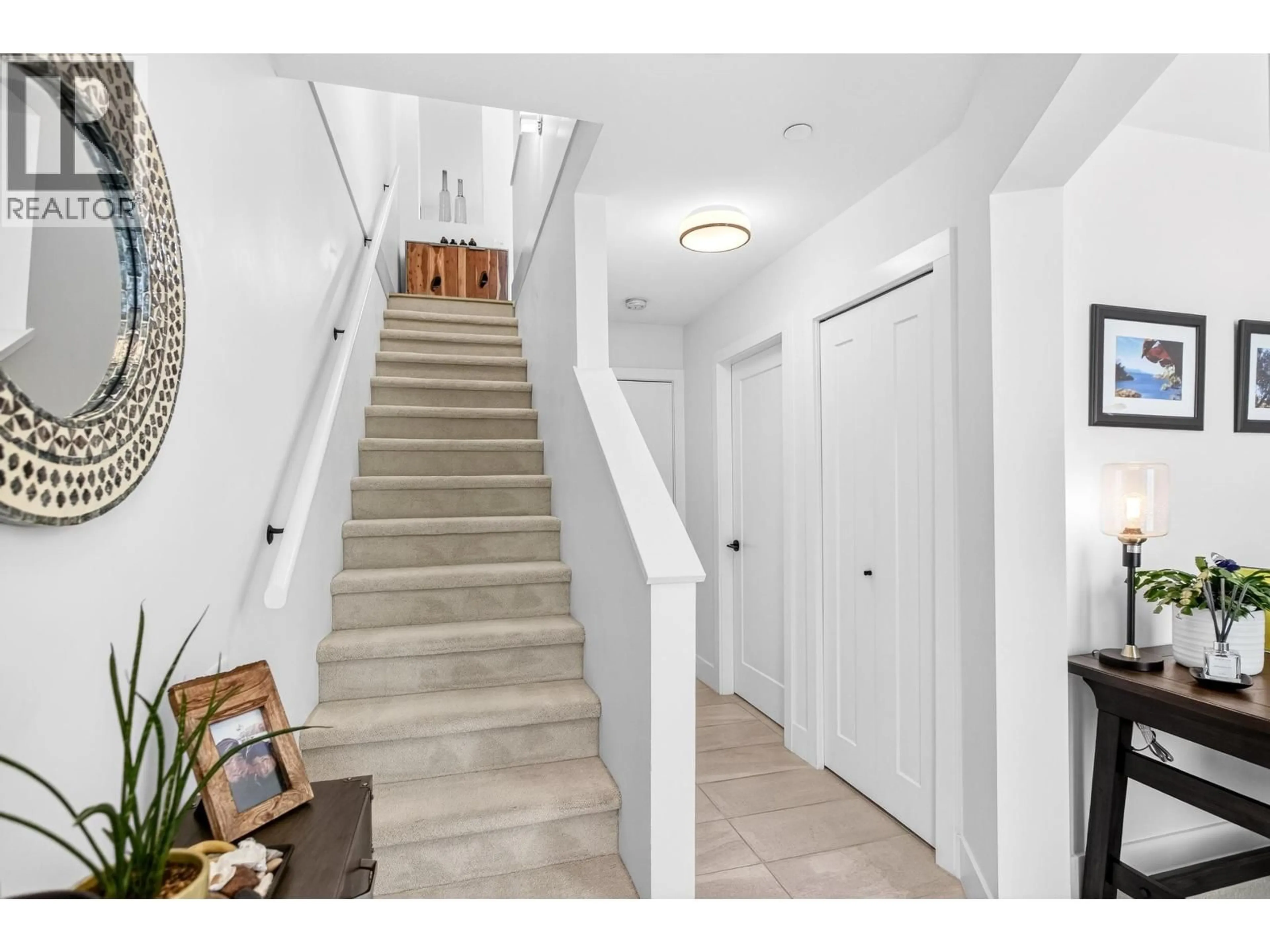 Indoor entryway for 10 - 4716 ORCA WAY, Tsawwassen British Columbia V4M4G4