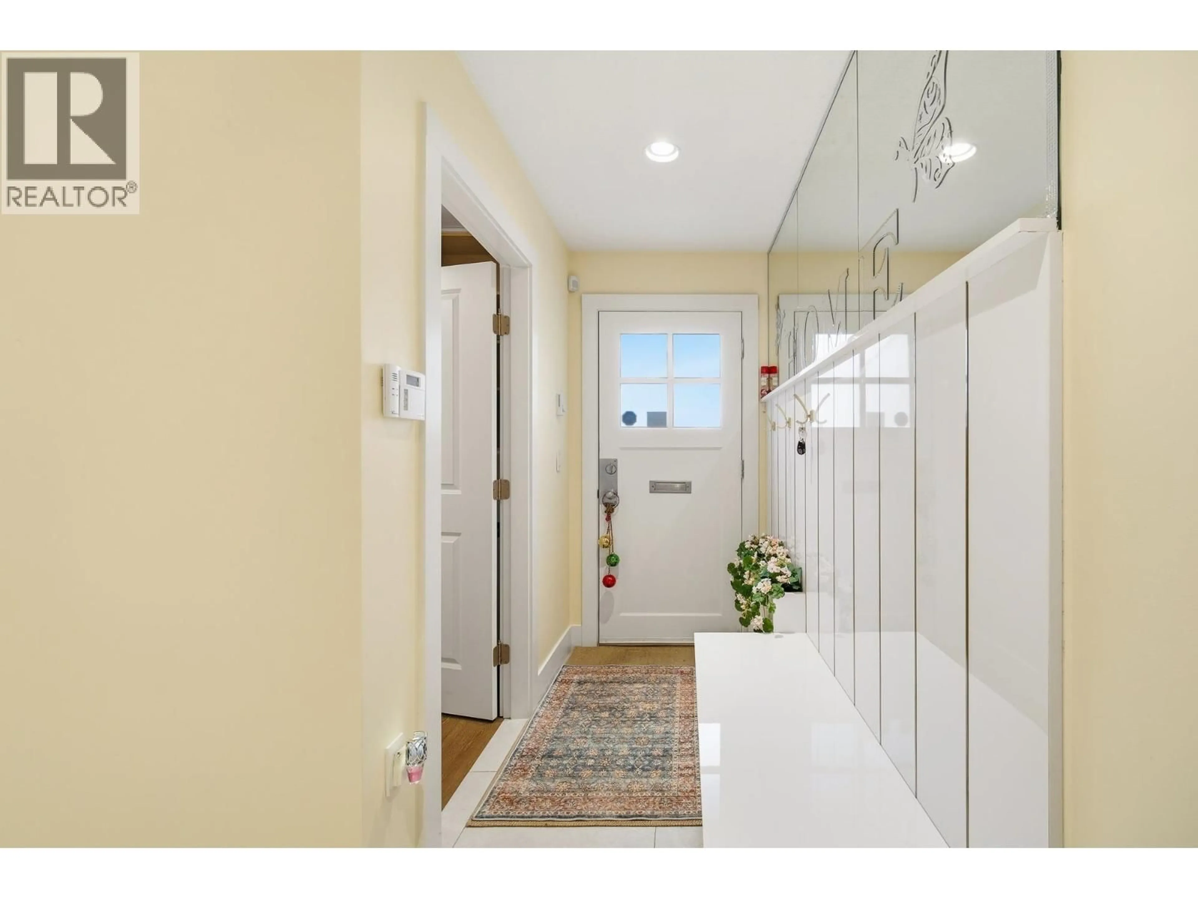 Indoor entryway for 2160 8TH AVENUE, Vancouver British Columbia V6K2A4