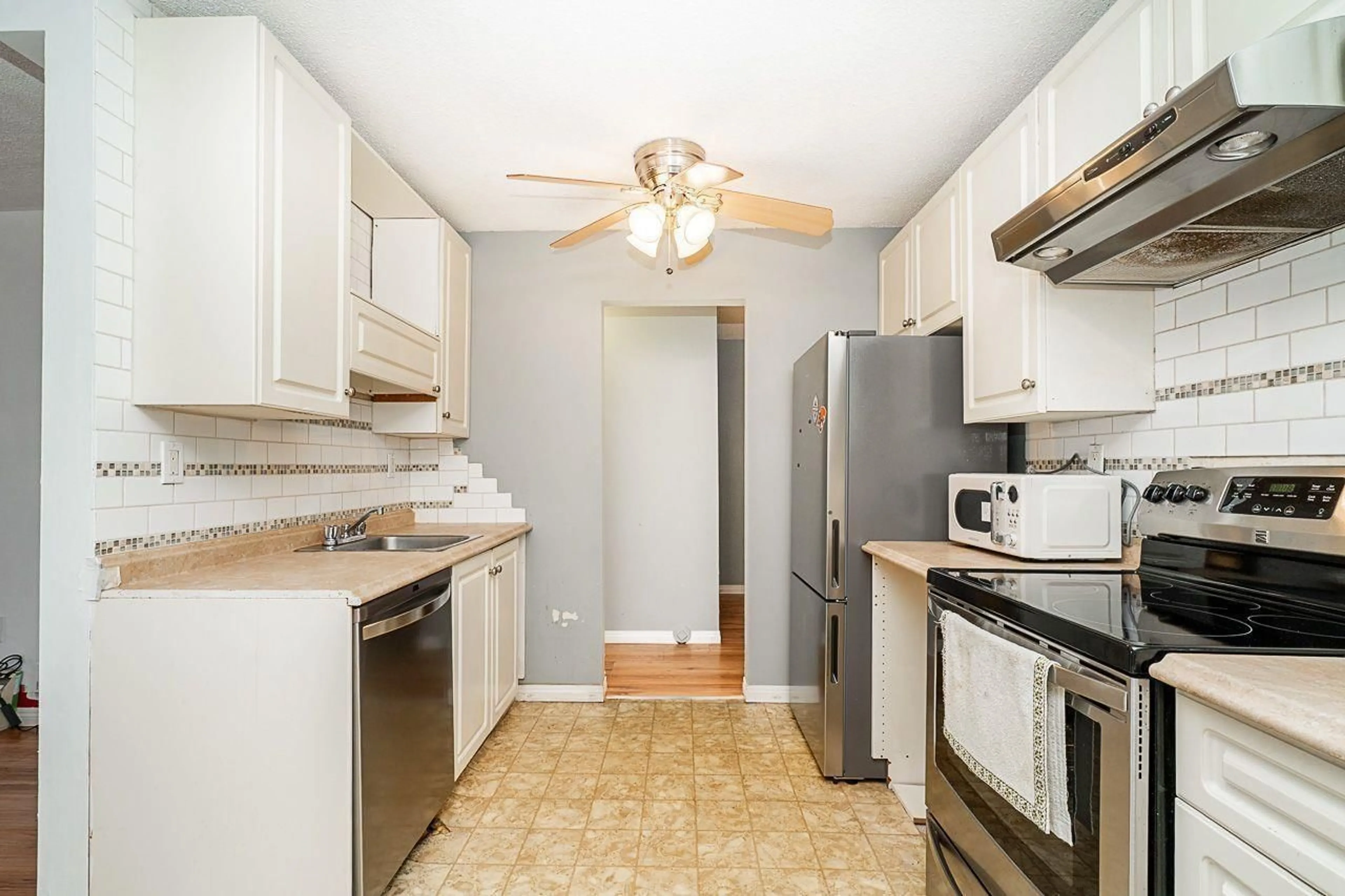 Standard kitchen, wood/laminate floor for 135B - 8635 120 STREET, Delta British Columbia V4C6R5