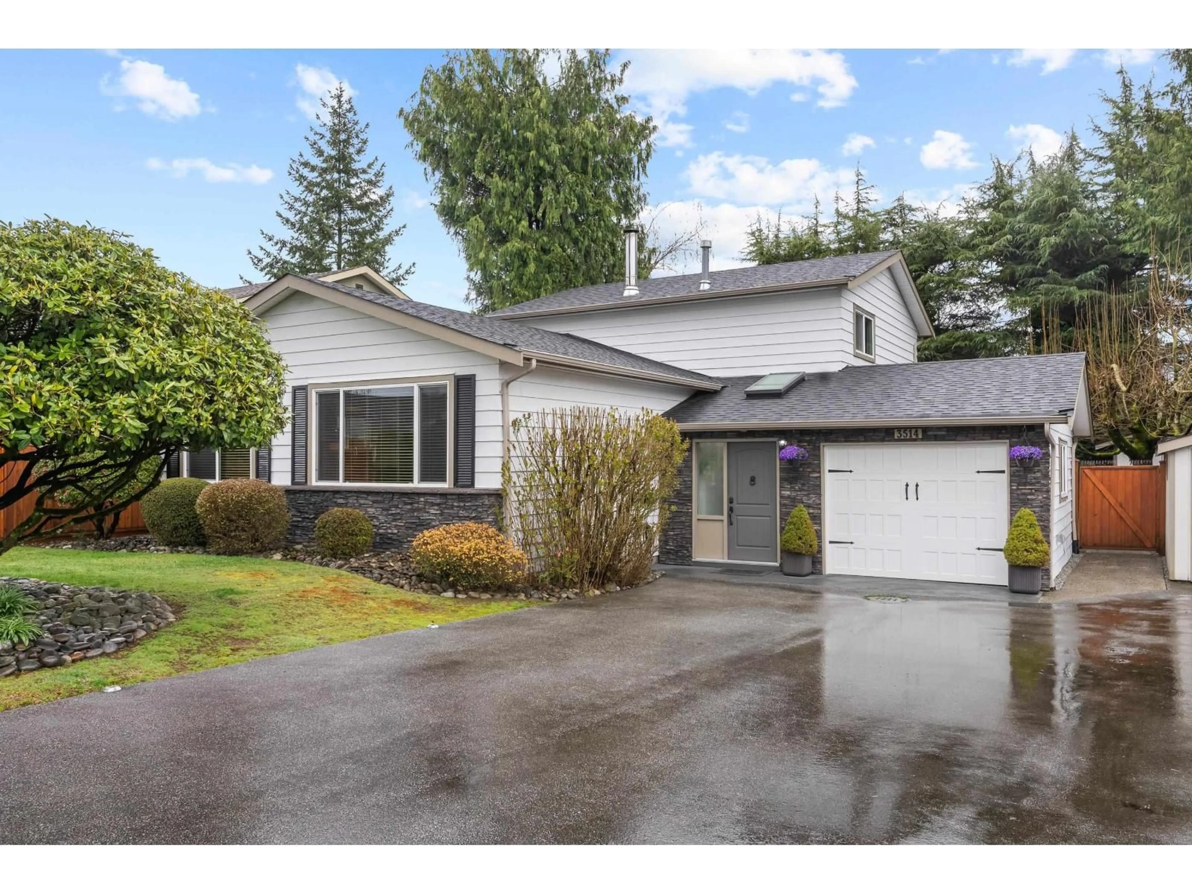 Home with vinyl exterior material, street for 3514 MIERAU COURT, Abbotsford British Columbia V2S6H2