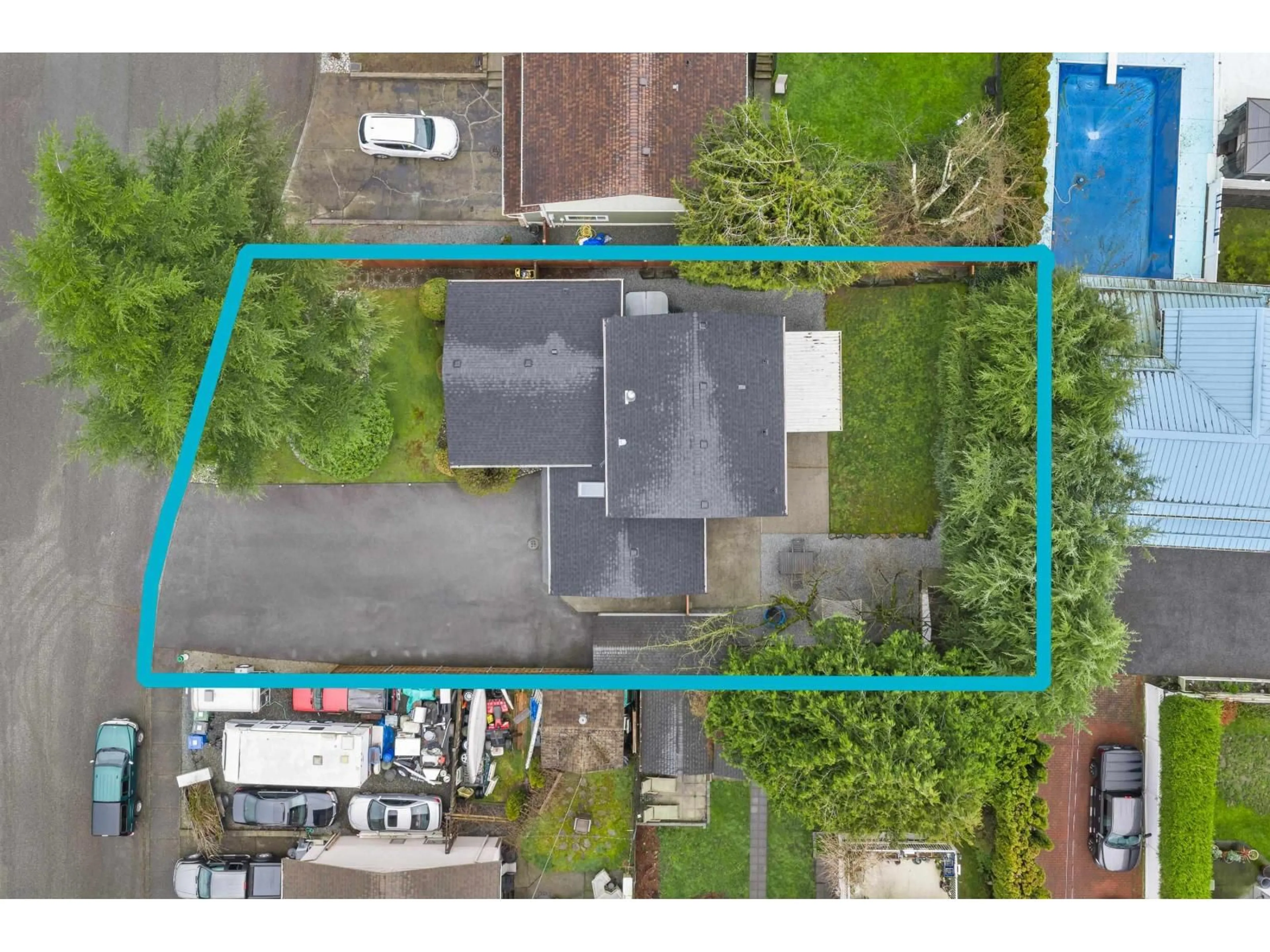 A pic from outside/outdoor area/front of a property/back of a property/a pic from drone, street for 3514 MIERAU COURT, Abbotsford British Columbia V2S6H2