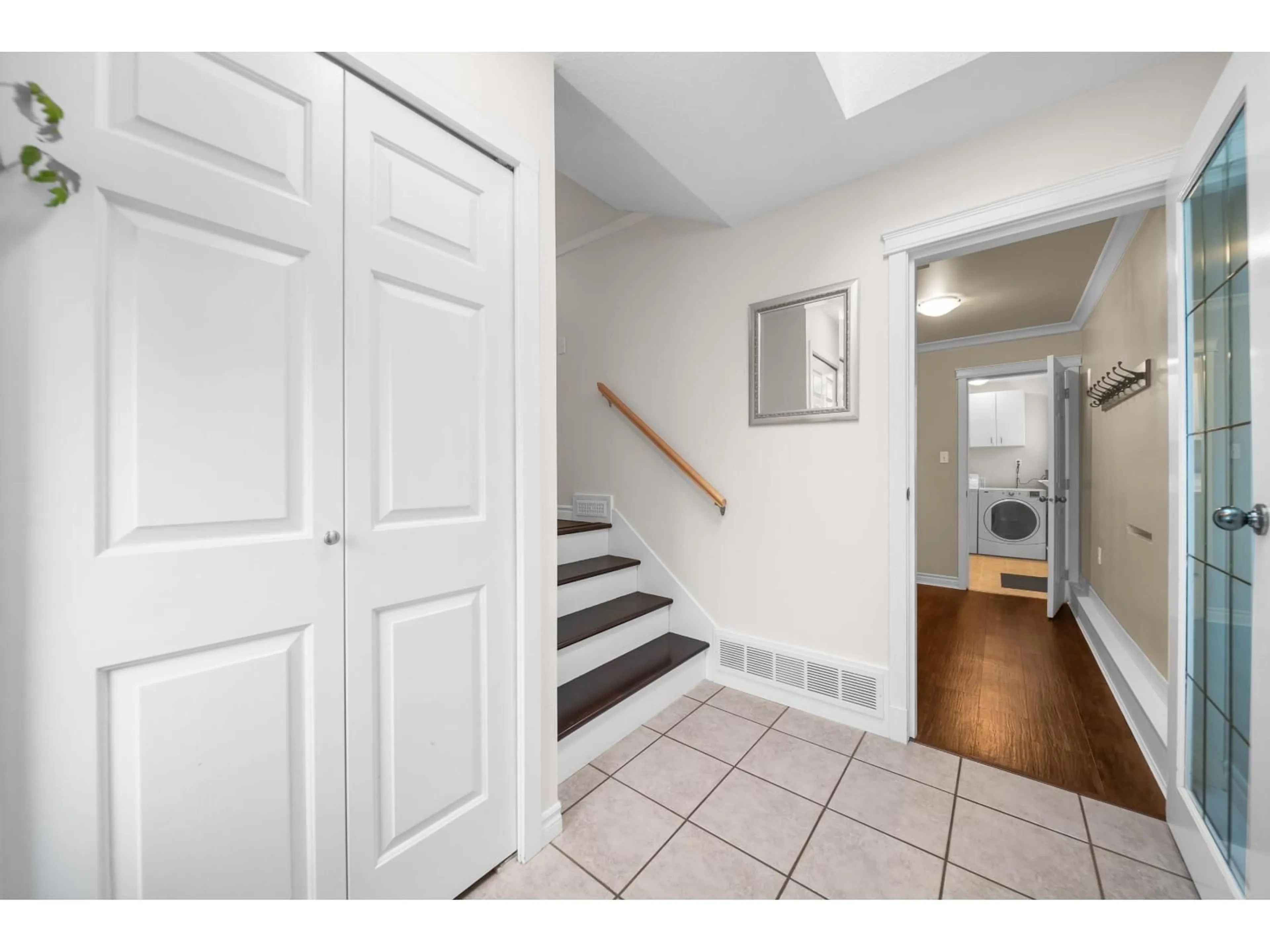 Indoor entryway for 3514 MIERAU COURT, Abbotsford British Columbia V2S6H2
