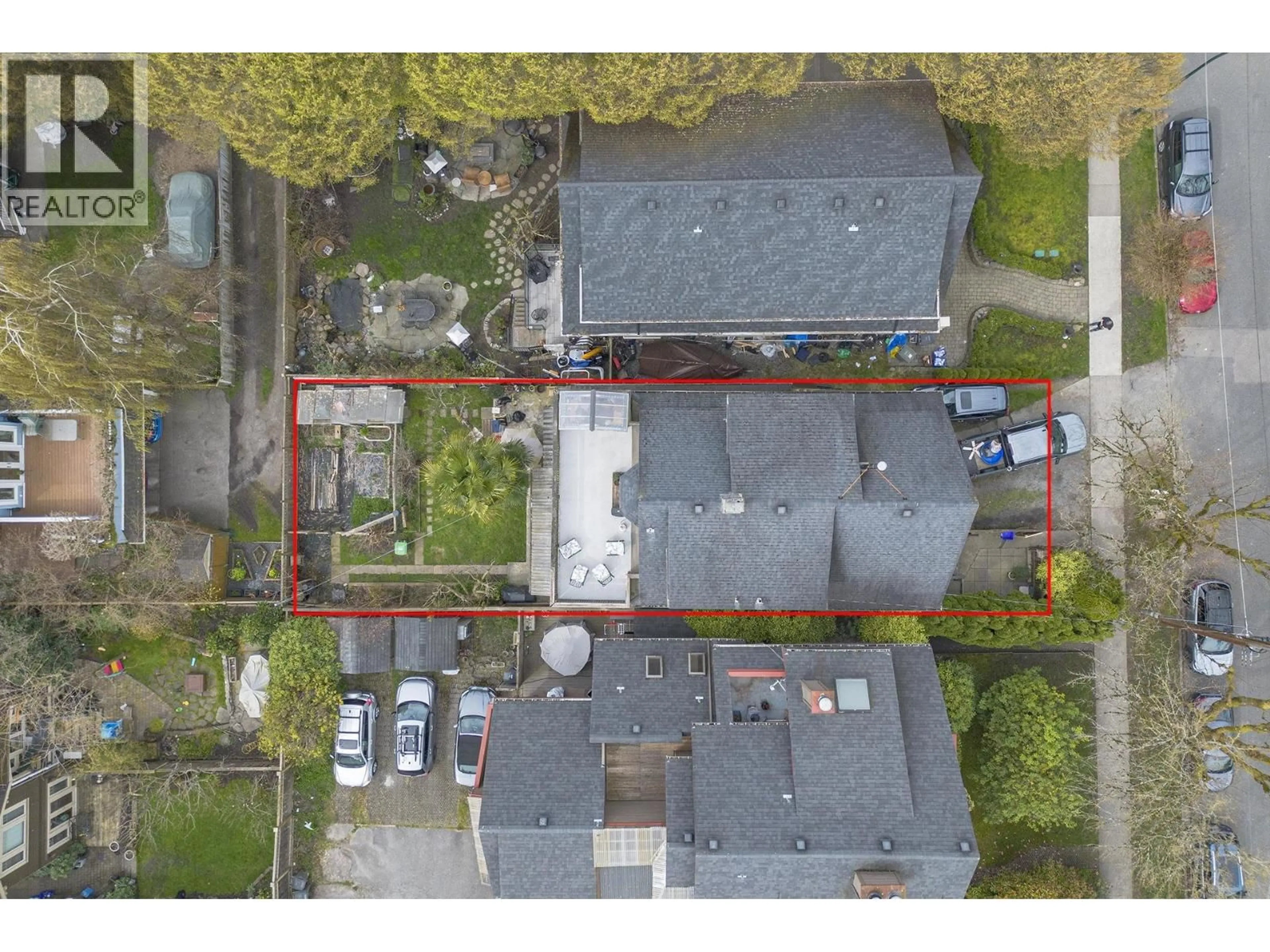 A pic from outside/outdoor area/front of a property/back of a property/a pic from drone, street for 2582 6TH AVENUE, Vancouver British Columbia V6K1W5