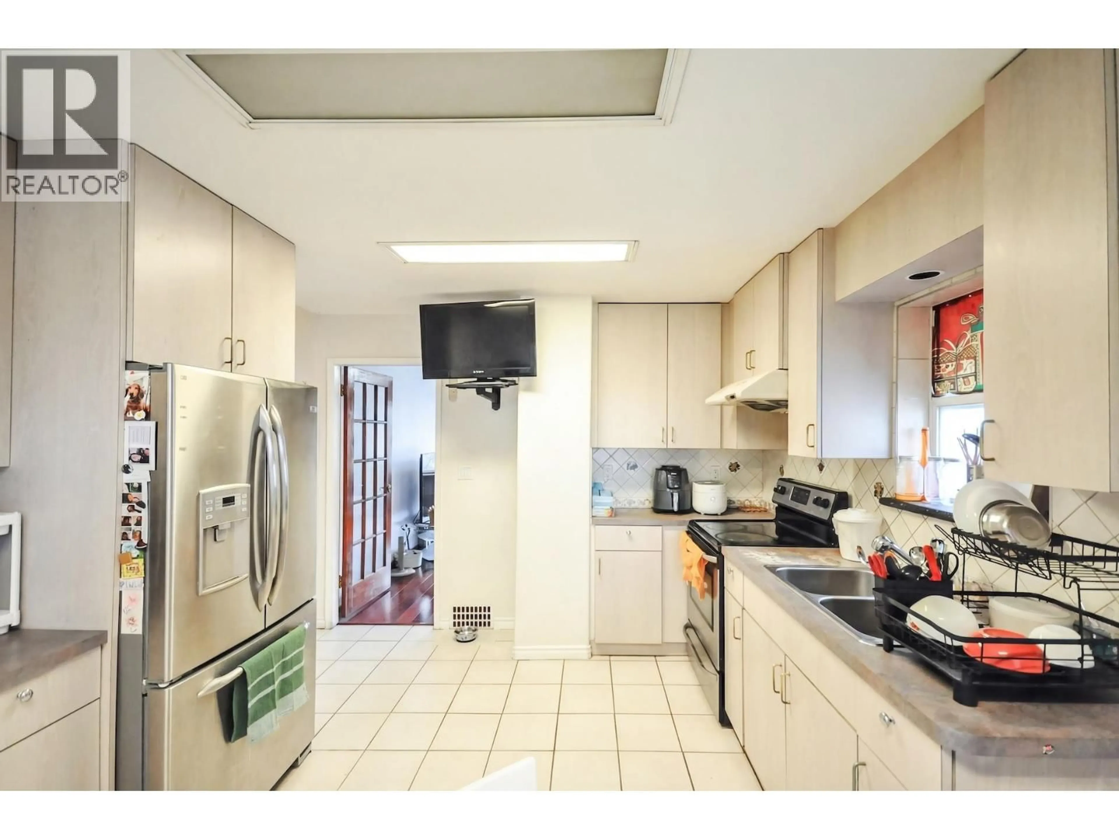 Standard kitchen, ceramic/tile floor for 3156 ADANAC STREET, Vancouver British Columbia V5K2N9