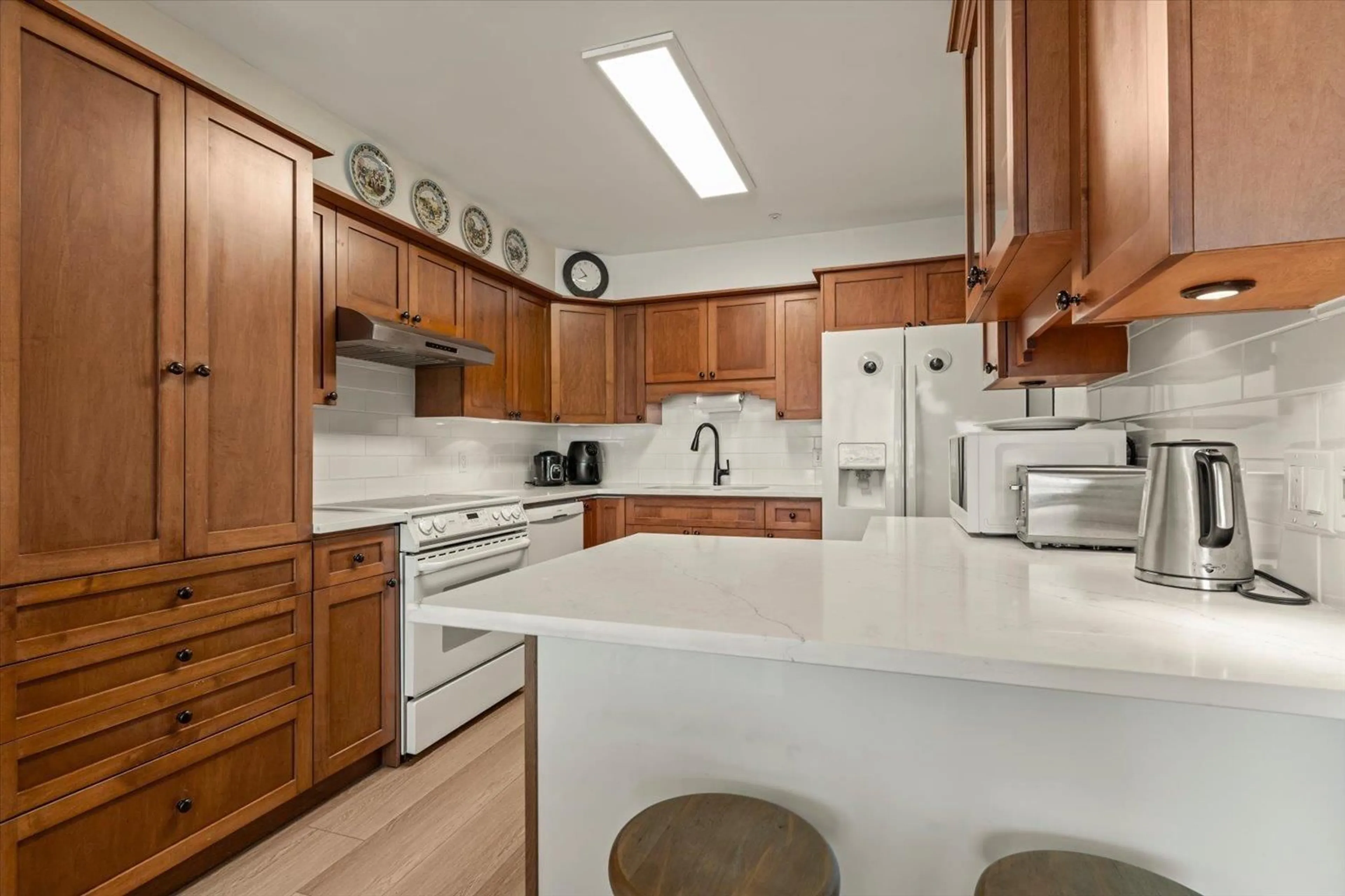 Standard kitchen, unknown for 102 - 3190 GLADWIN ROAD, Abbotsford British Columbia V2T5T2