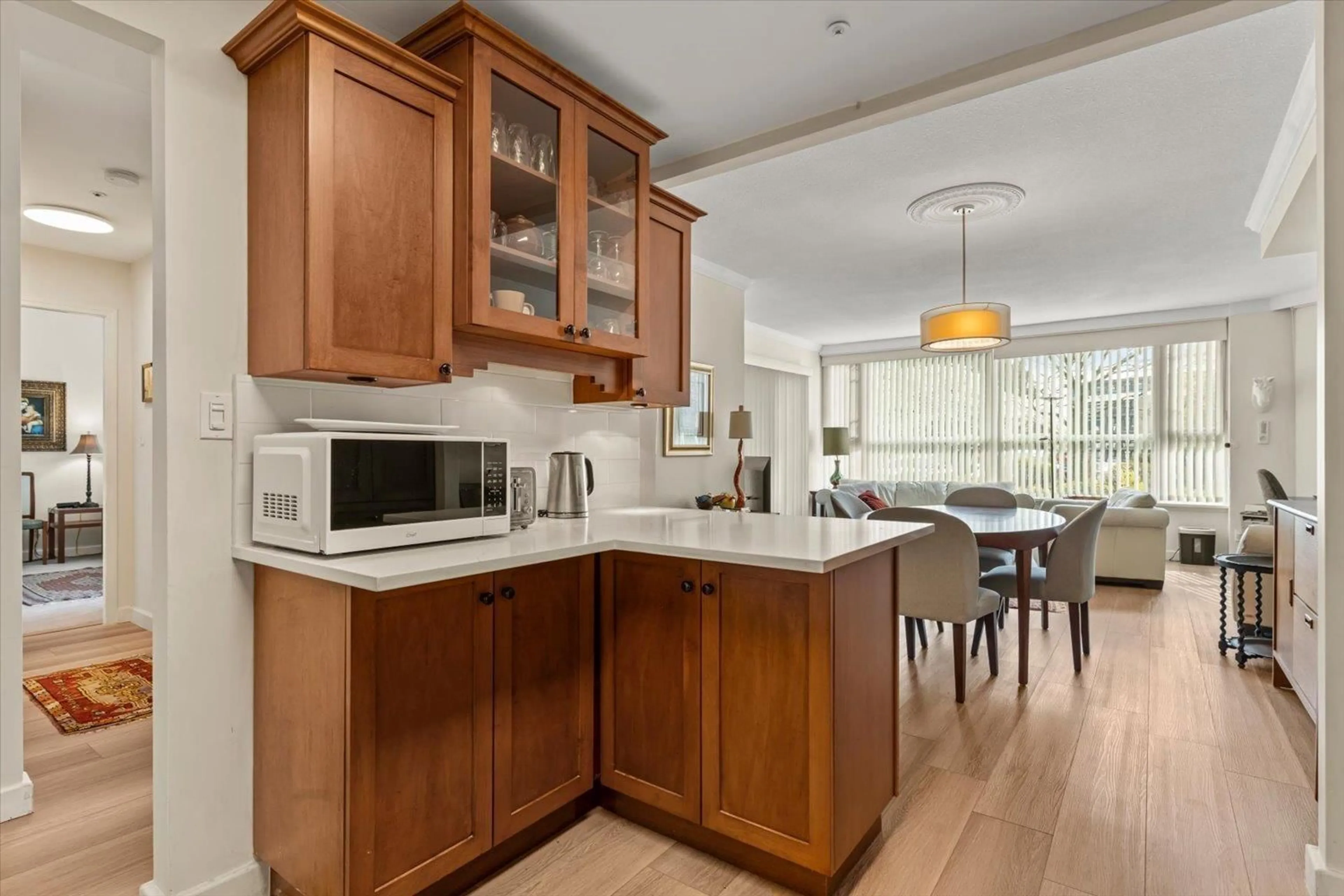 Open concept kitchen, wood/laminate floor for 102 - 3190 GLADWIN ROAD, Abbotsford British Columbia V2T5T2