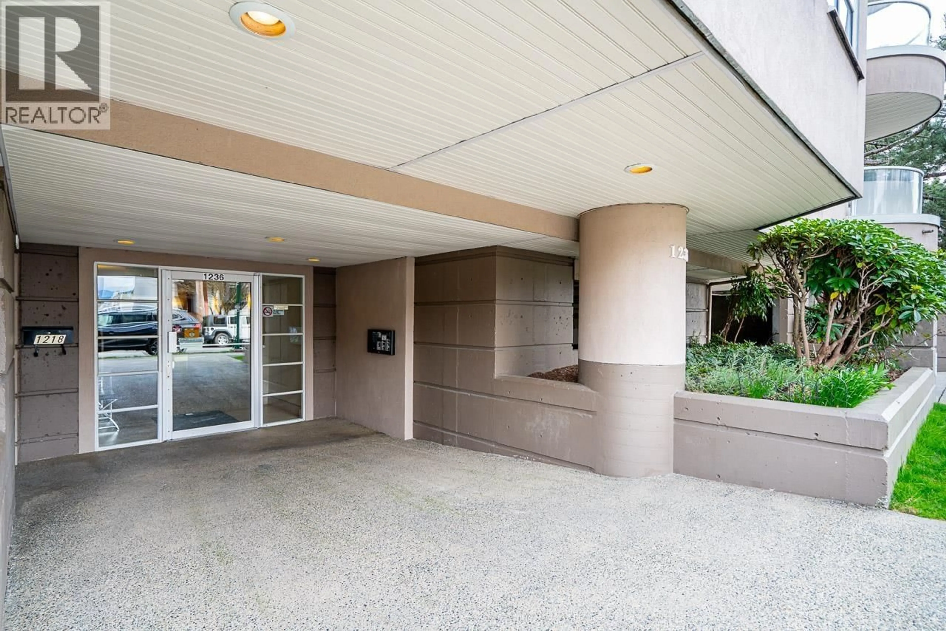 Indoor foyer for 111 - 1236 8TH AVENUE, Vancouver British Columbia V6H3Y9