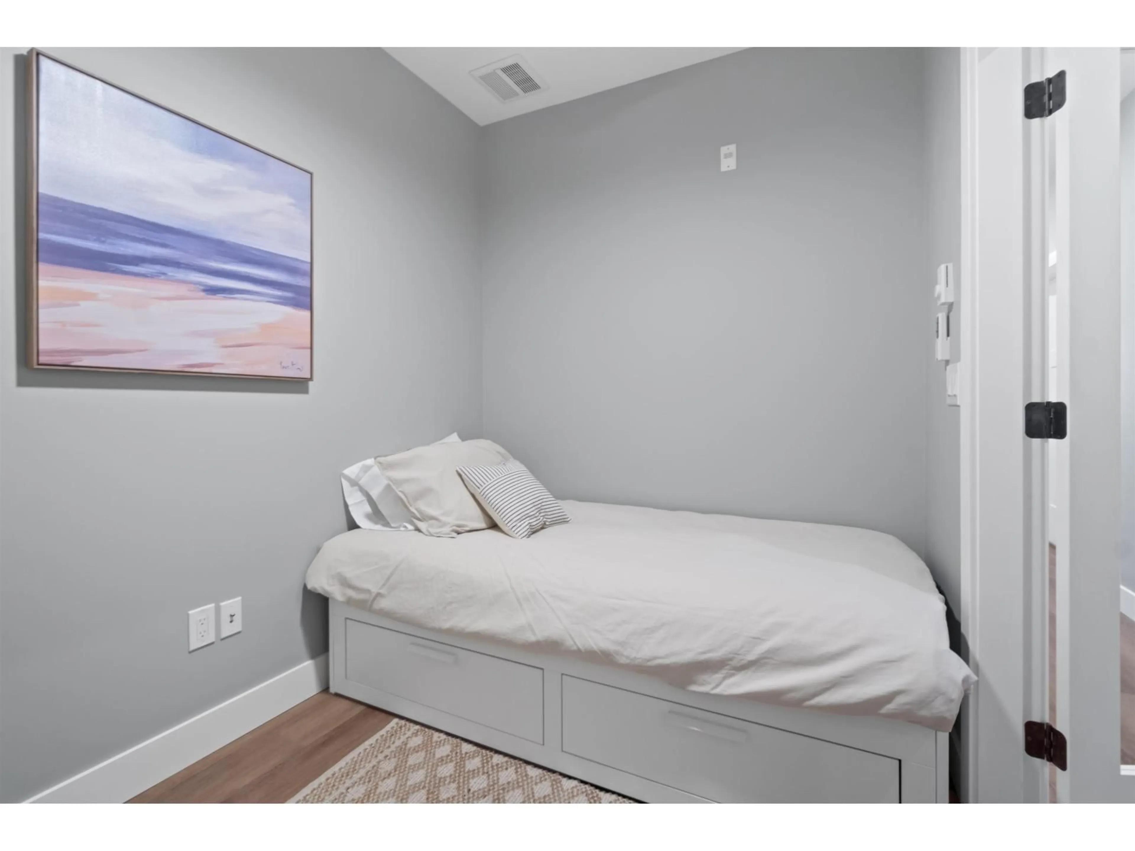 Bedroom with bed, wood/laminate floor for 106 - 470 ESPLANADE AVENUE, Harrison Hot Springs British Columbia V0M1K0