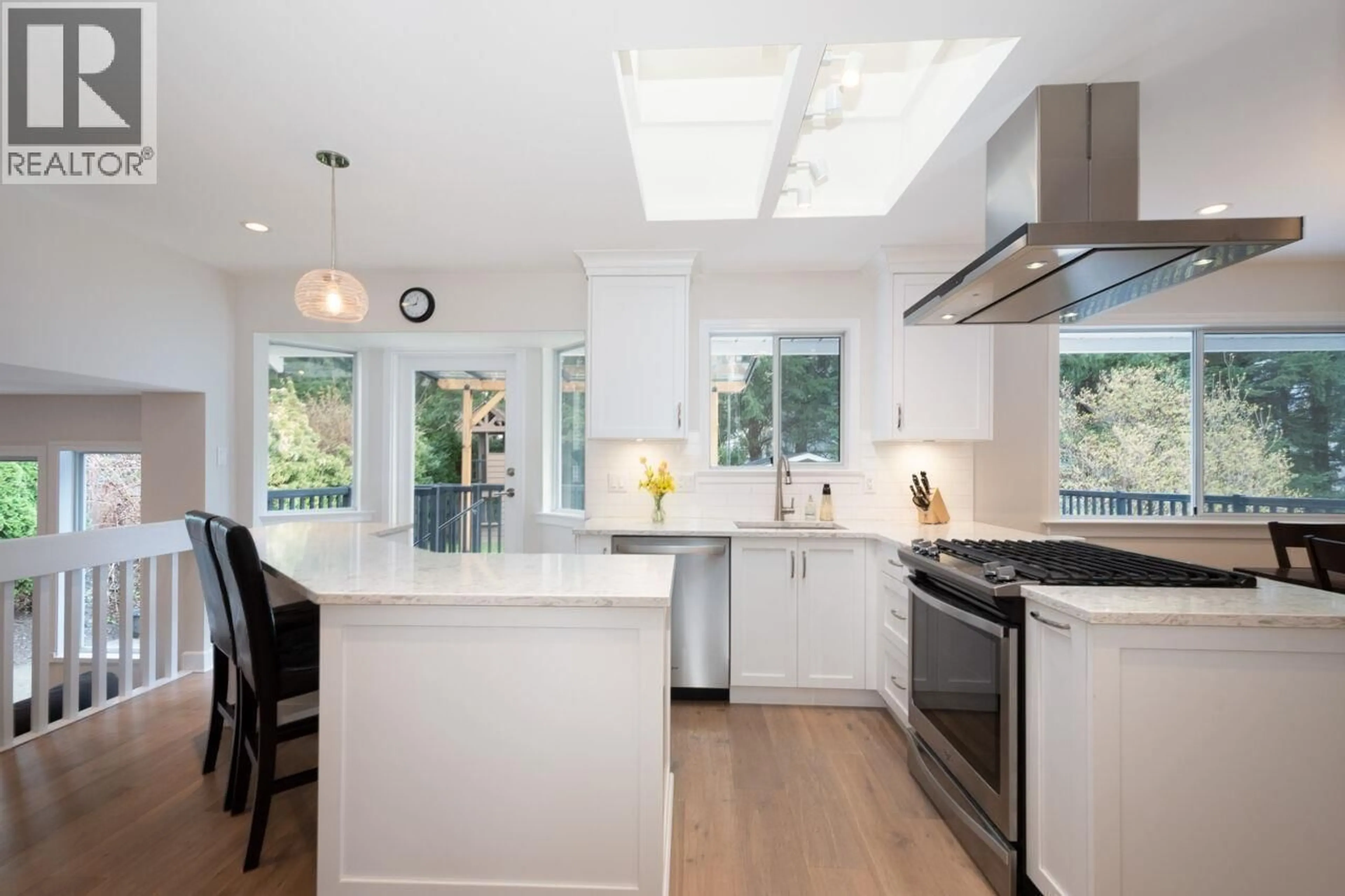 Contemporary kitchen, unknown for 1716 CASCADE COURT, North Vancouver British Columbia V7G2H6