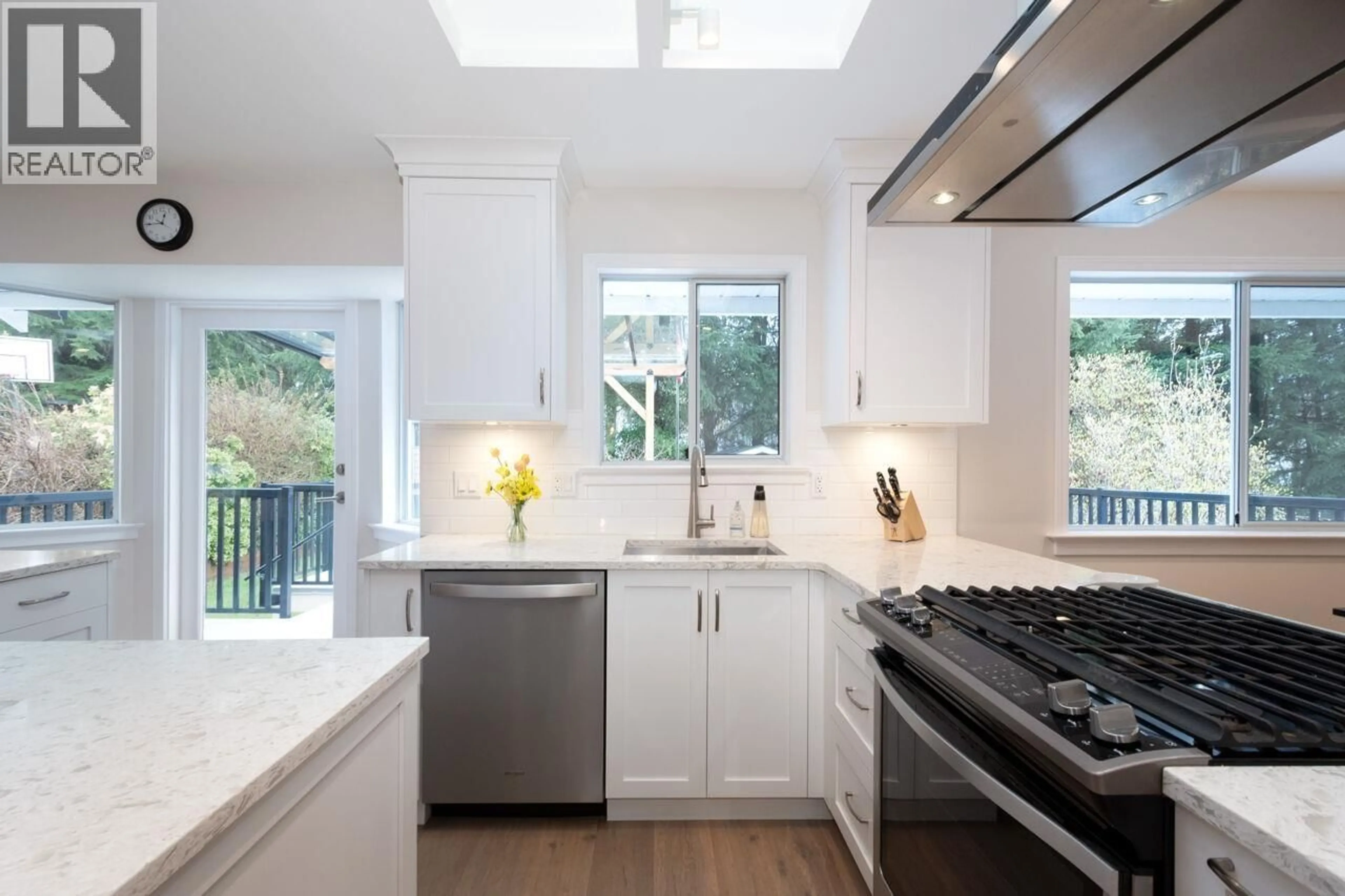 Contemporary kitchen, unknown for 1716 CASCADE COURT, North Vancouver British Columbia V7G2H6