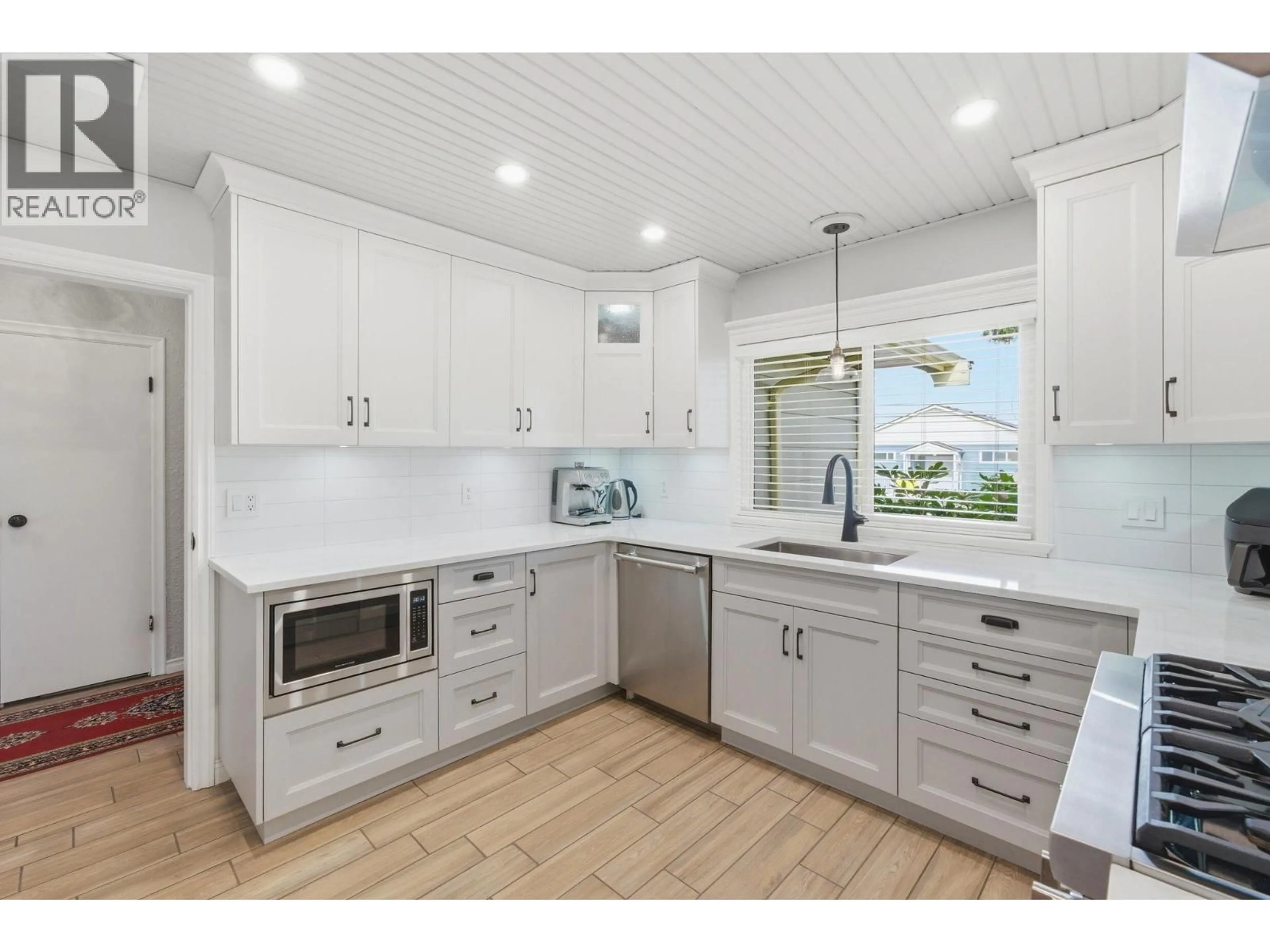 Open concept kitchen, ceramic/tile floor for 56 SEVENTH AVENUE, New Westminster British Columbia V3L1W1