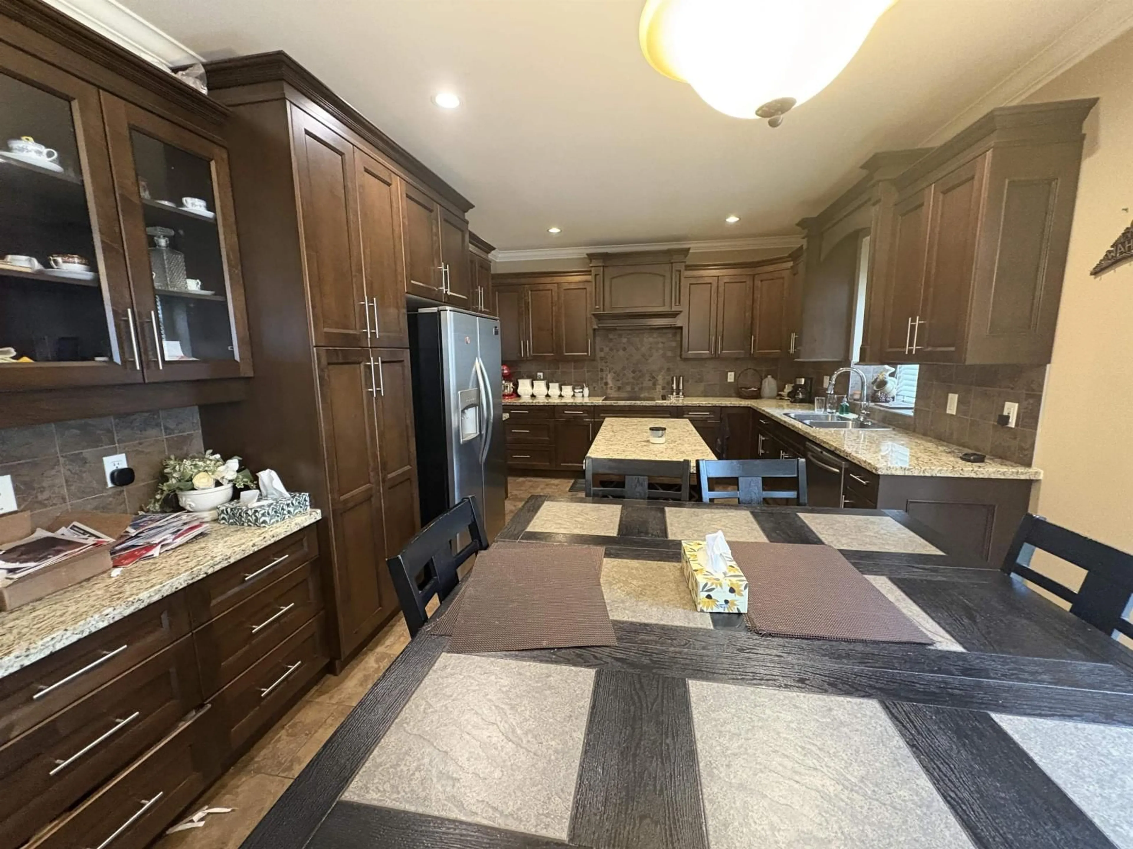 Open concept kitchen, ceramic/tile floor for 7789 146A STREET, Surrey British Columbia V3S2T4