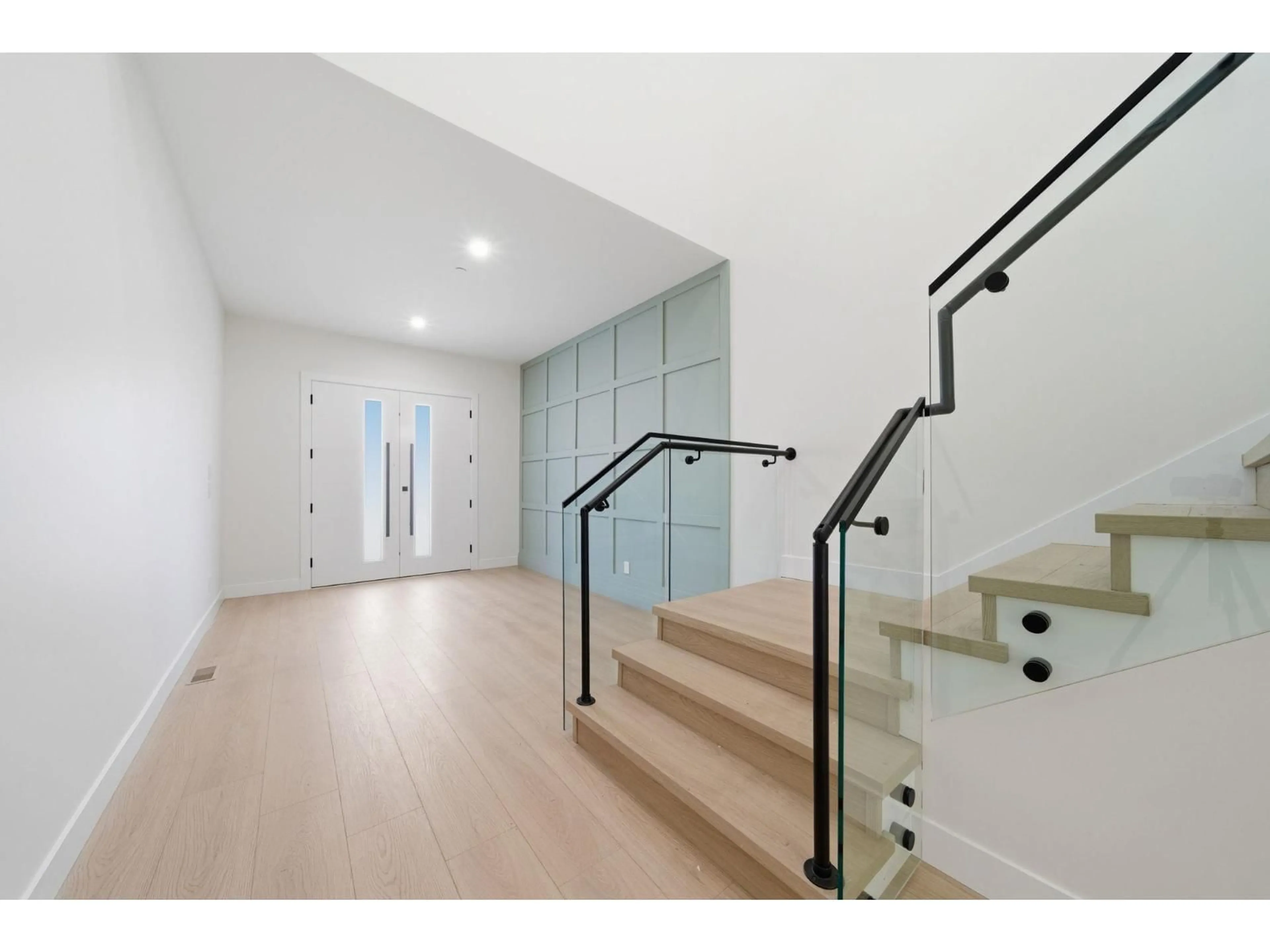 Indoor foyer for 45130 WATSON ROAD, Chilliwack British Columbia V2R3R5