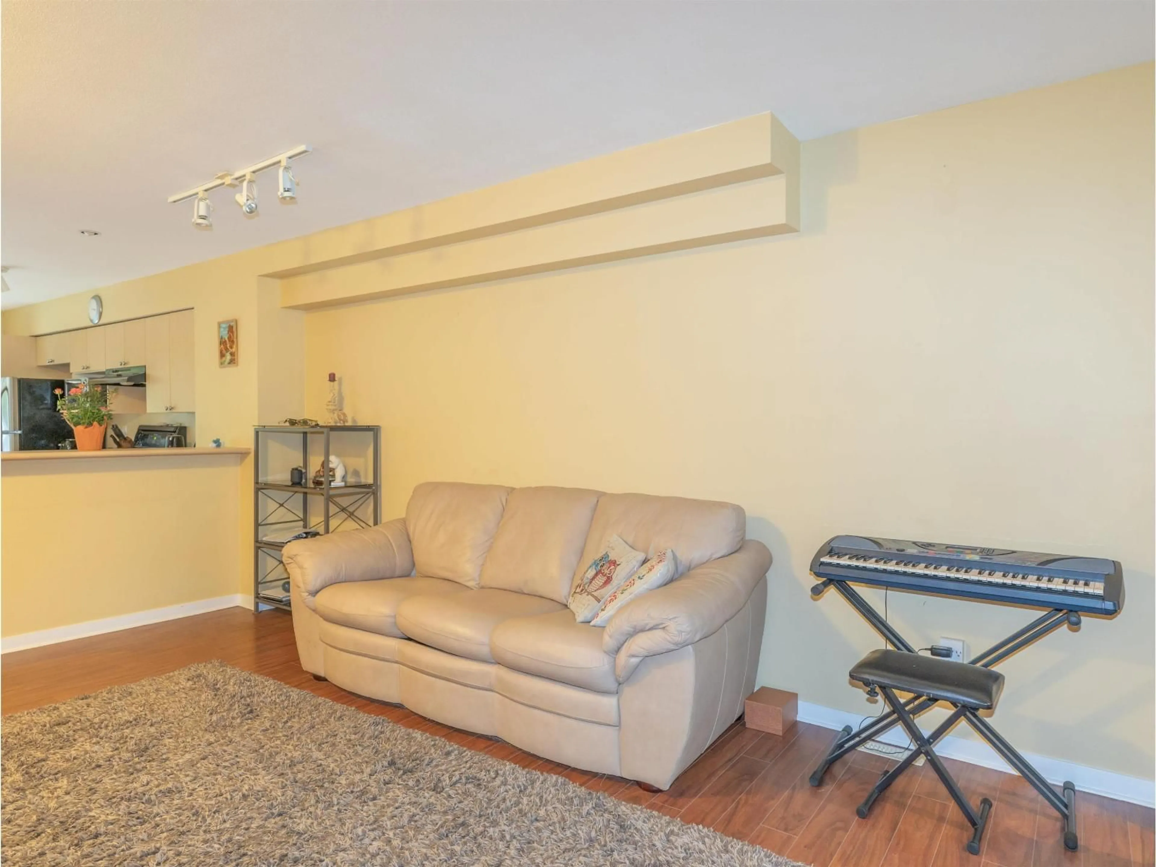 Living room with furniture, unknown for 84 - 12711 64 AVENUE, Surrey British Columbia V3W1X1