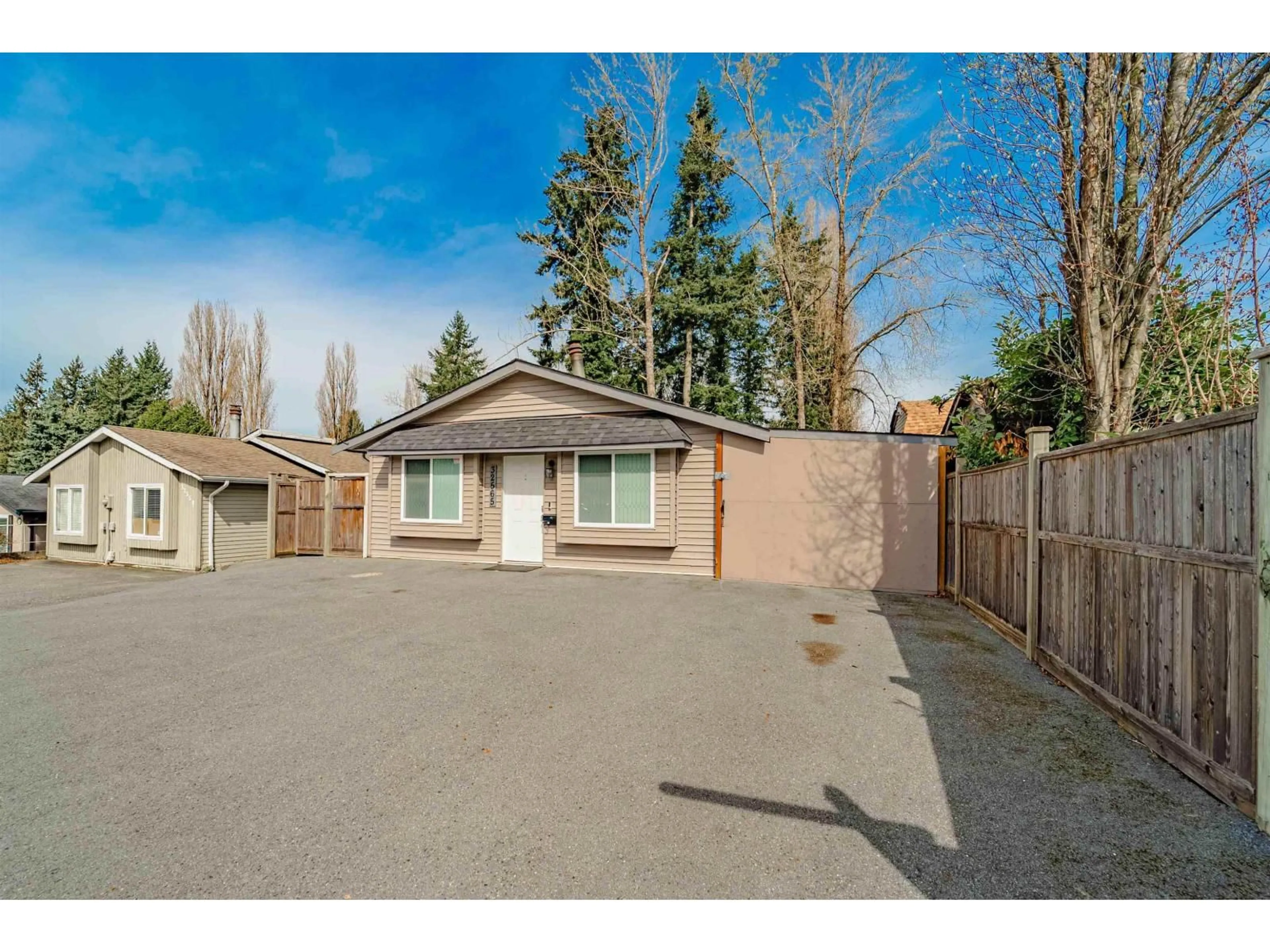 A pic from outside/outdoor area/front of a property/back of a property/a pic from drone, street for 32565 GEORGE FERGUSON WAY, Abbotsford British Columbia V2T4C8
