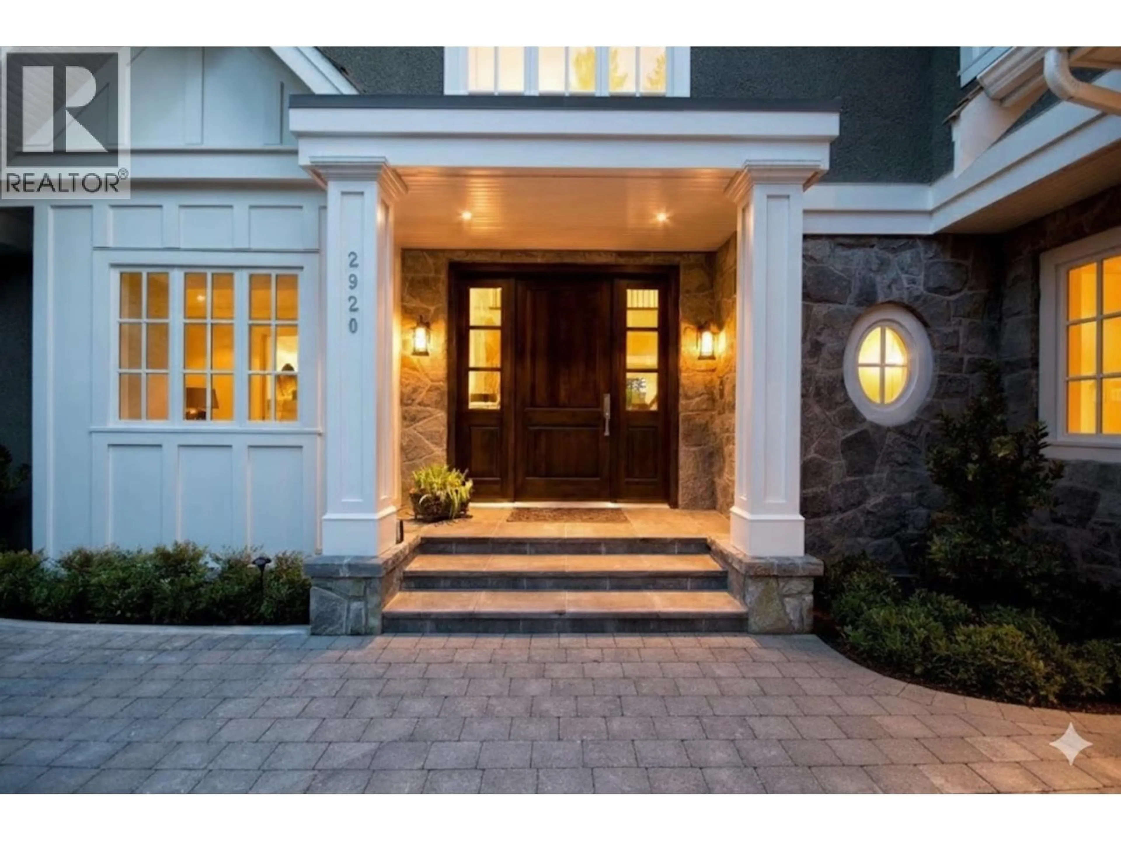 Indoor entryway for 2920 MATHERS AVENUE, West Vancouver British Columbia V7V2K1